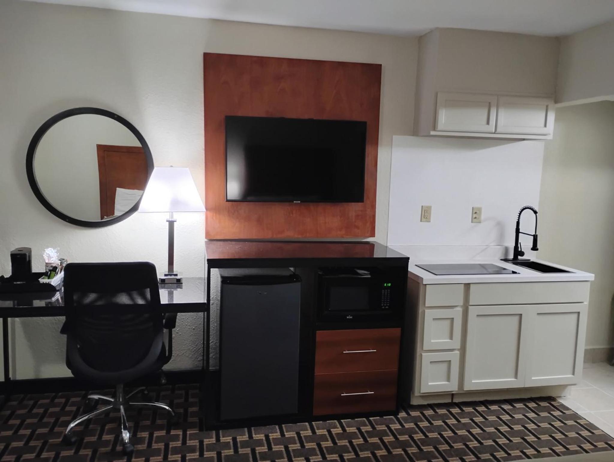Efficiency Room with Two Double Beds - Non Smoking - Photo 9