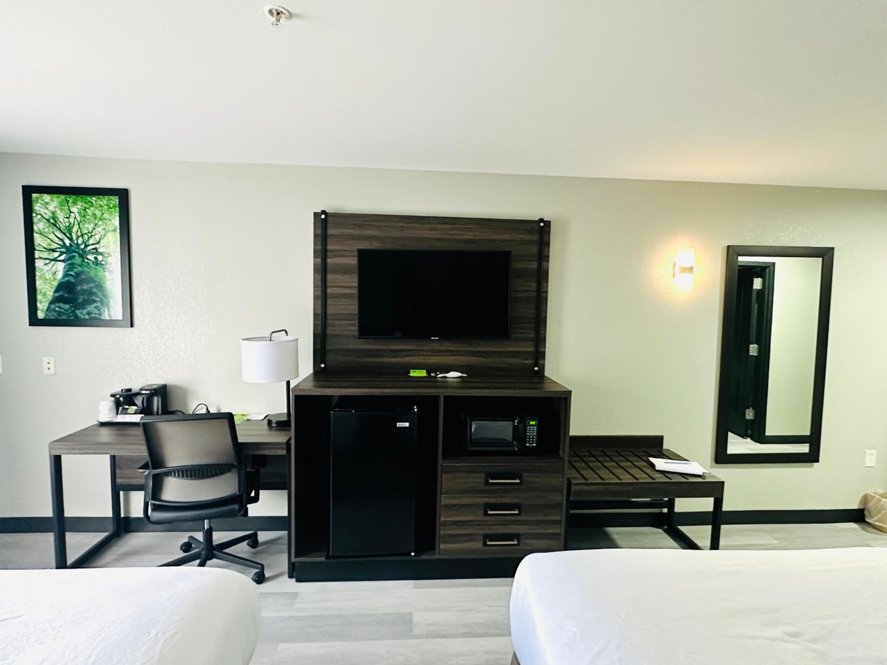 Queen Room with Two Queen Beds - Mobility Access/Non-Smoking - Photo 8