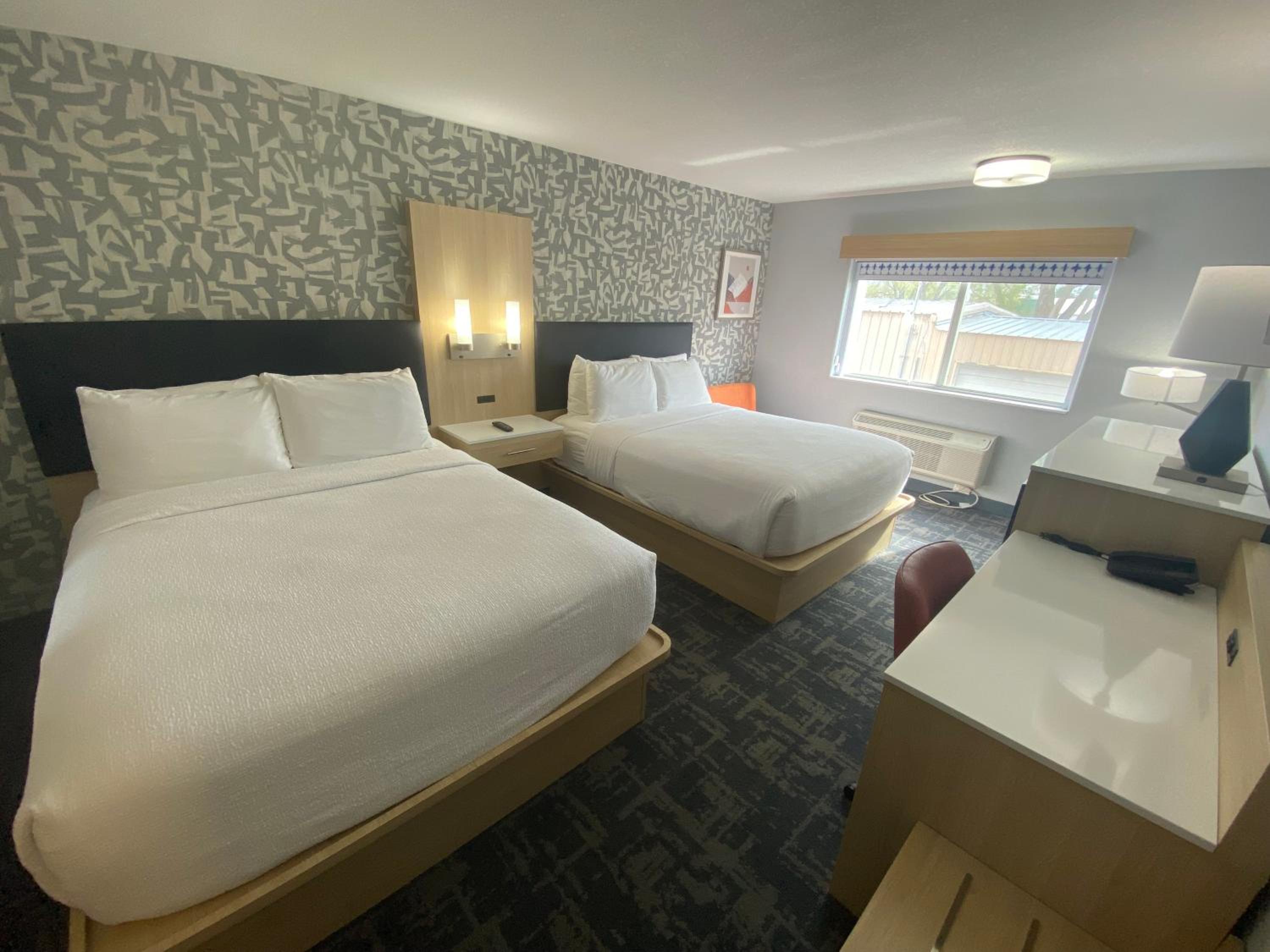 Queen Room with Two Queen Beds and Walk-In Shower - Non-Smoking - Photo 5