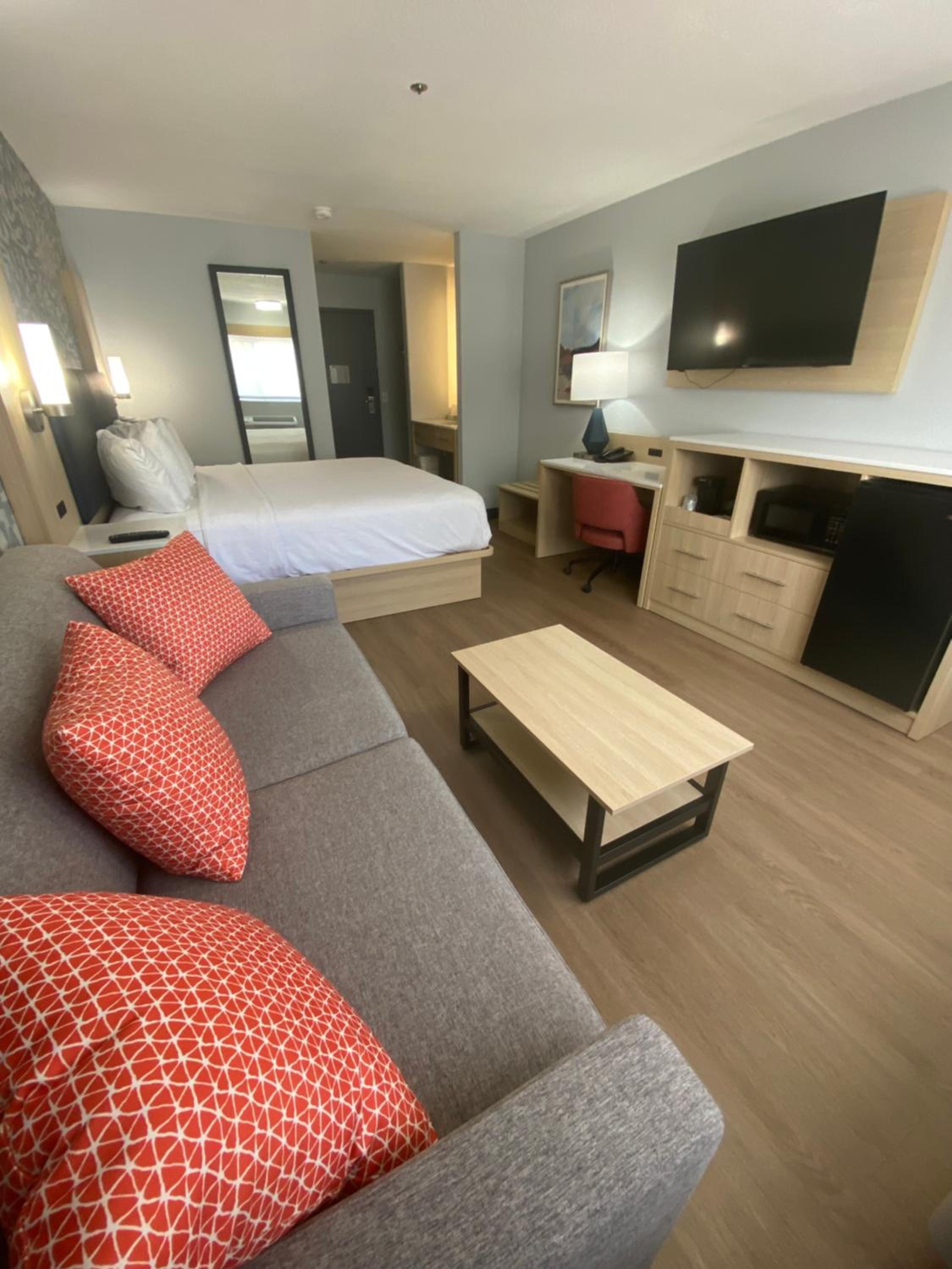 King Suite with Sofa Bed and Walk-In Shower - Non-Smoking - Photo 10