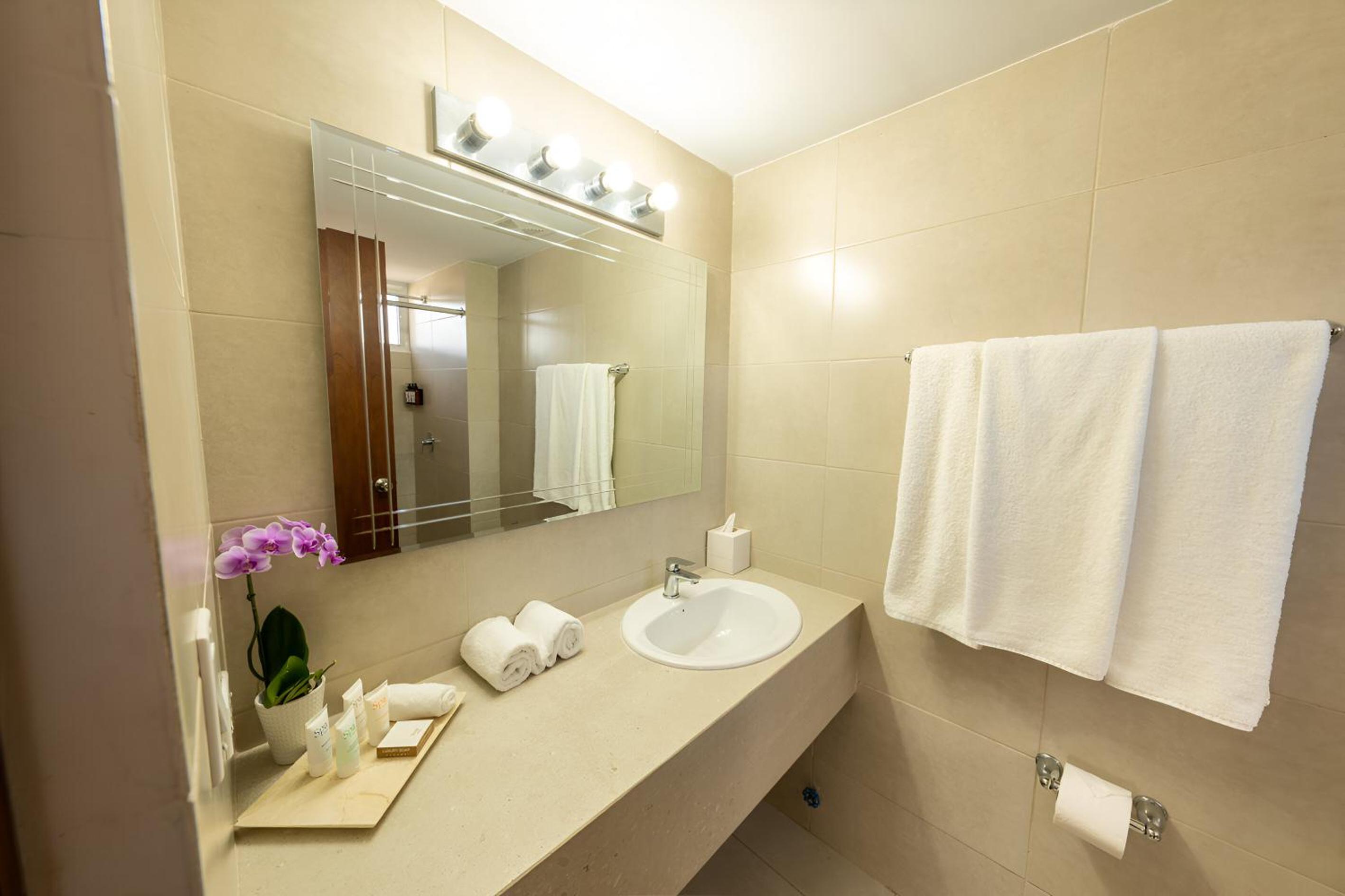 Double Room - Non-Smoking - Photo 8