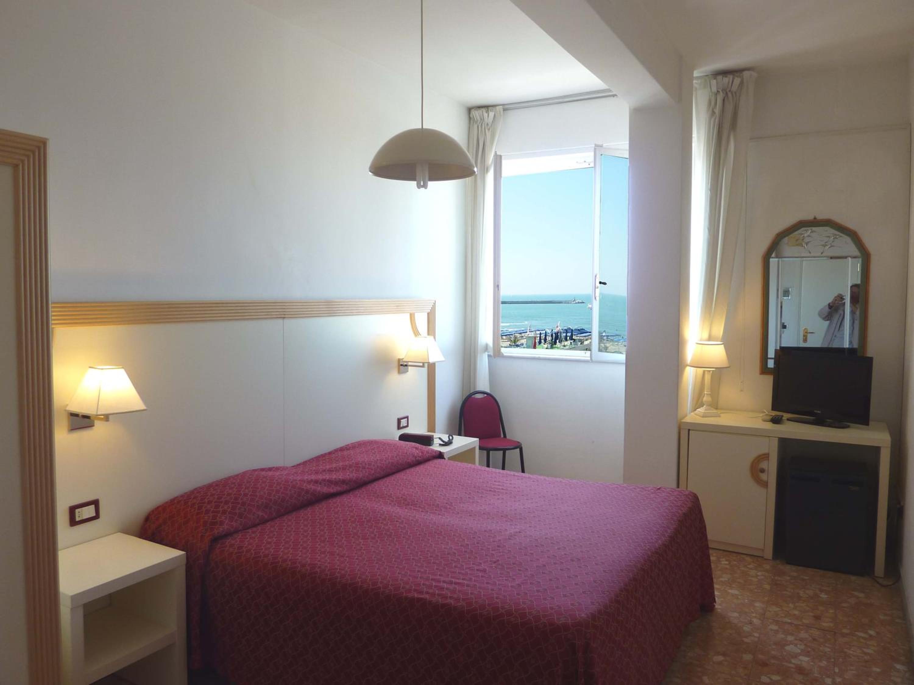 Double or Twin Room with Sea View - Photo 7