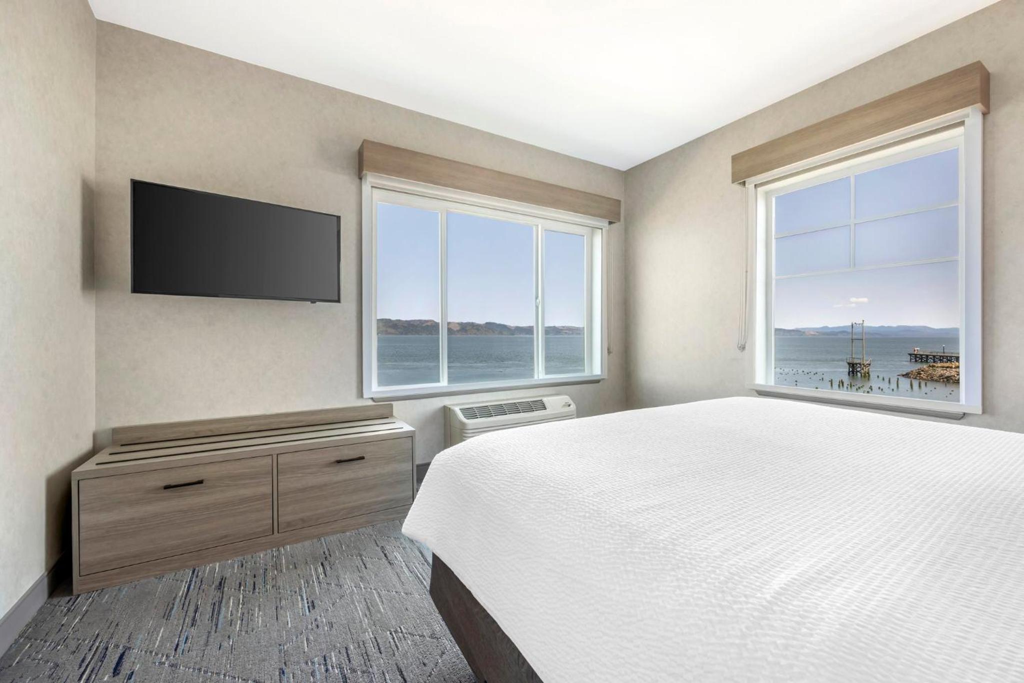 Suite with One King, Queen and Sofa Bed - Photo 2