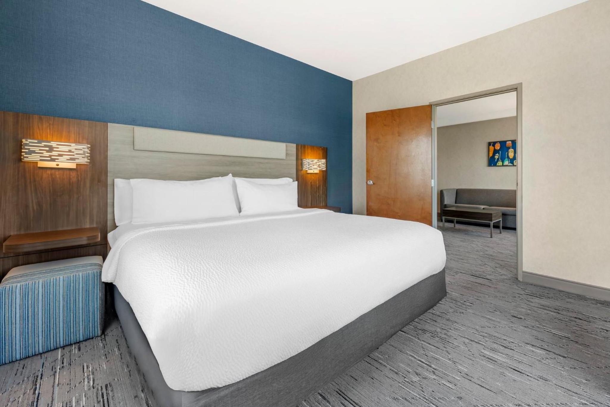 Suite with One King, Queen and Sofa Bed - Photo 4