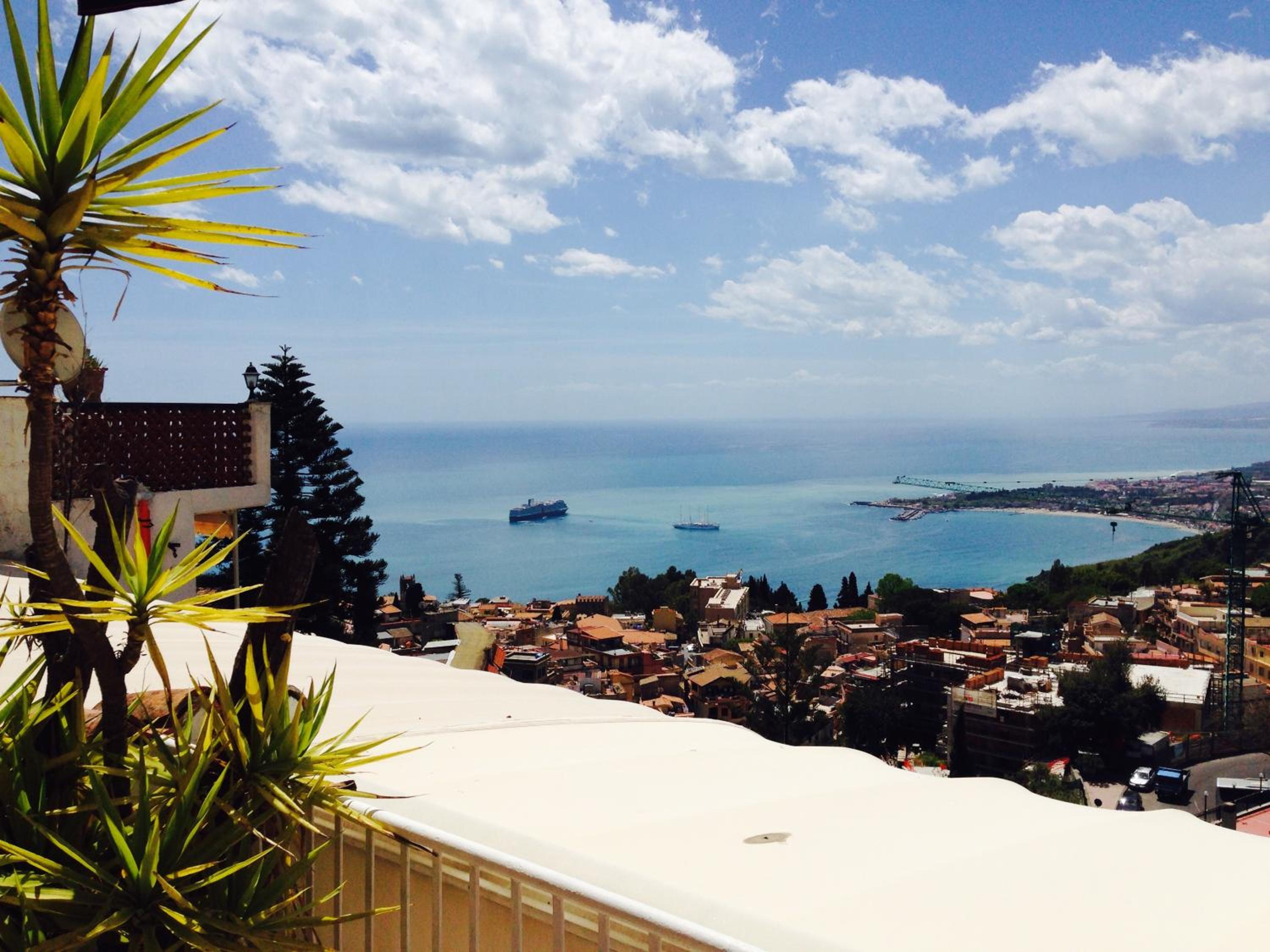 Superior Double or Twin Room with Mountain and Sea View photo 2