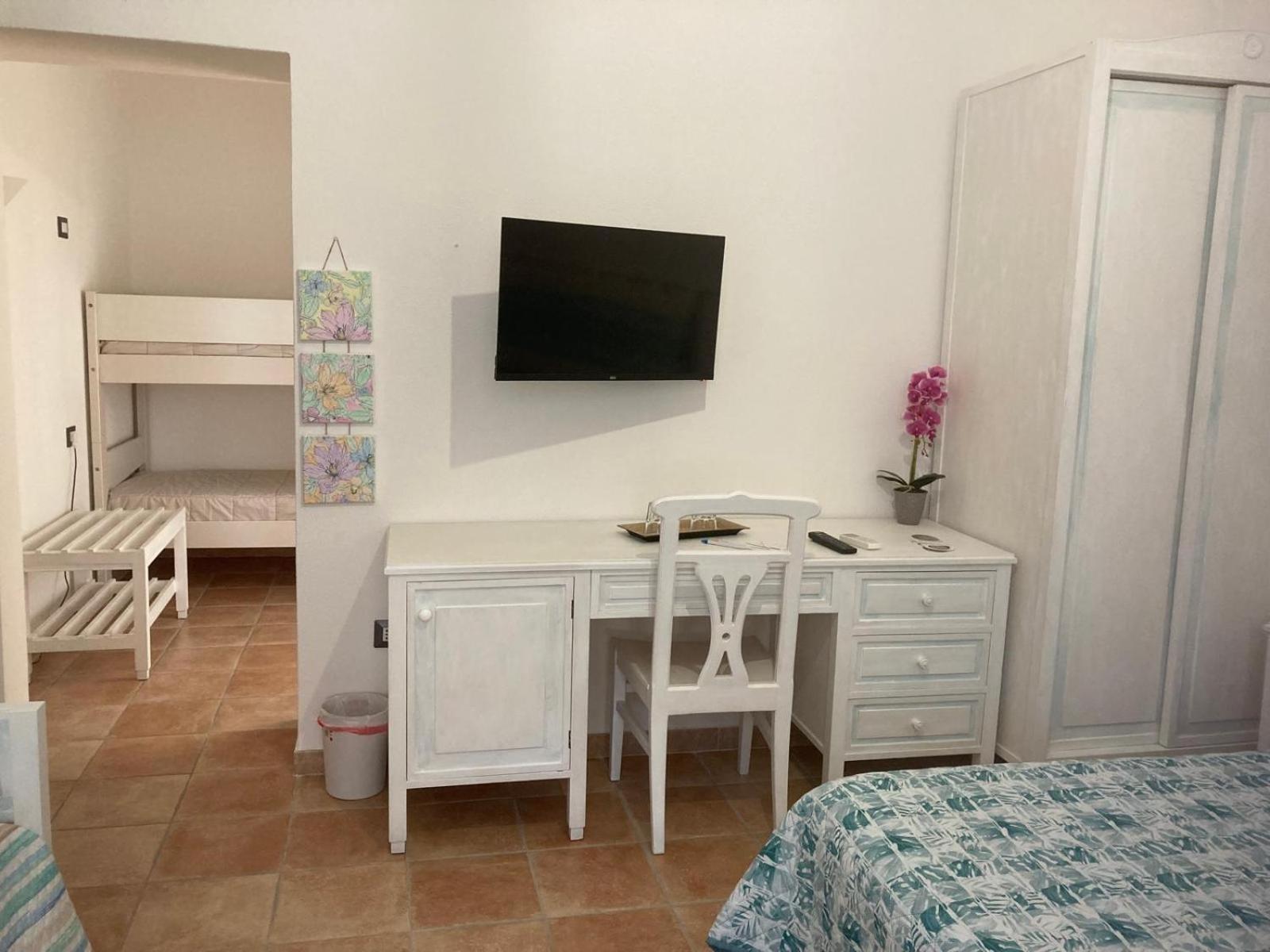 Family Room with Private Bathroom photo 3