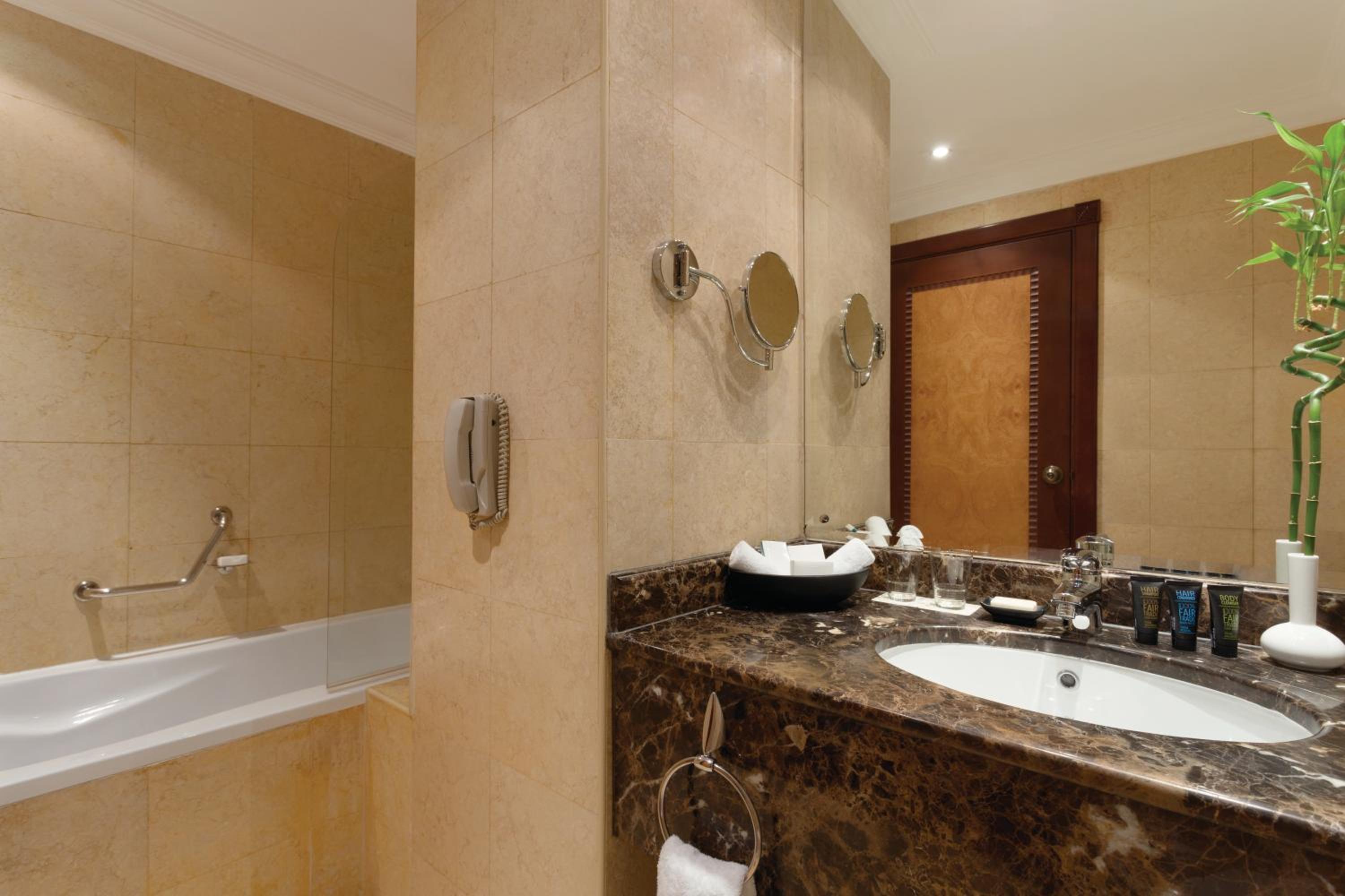 Deluxe King Room - Photo 2