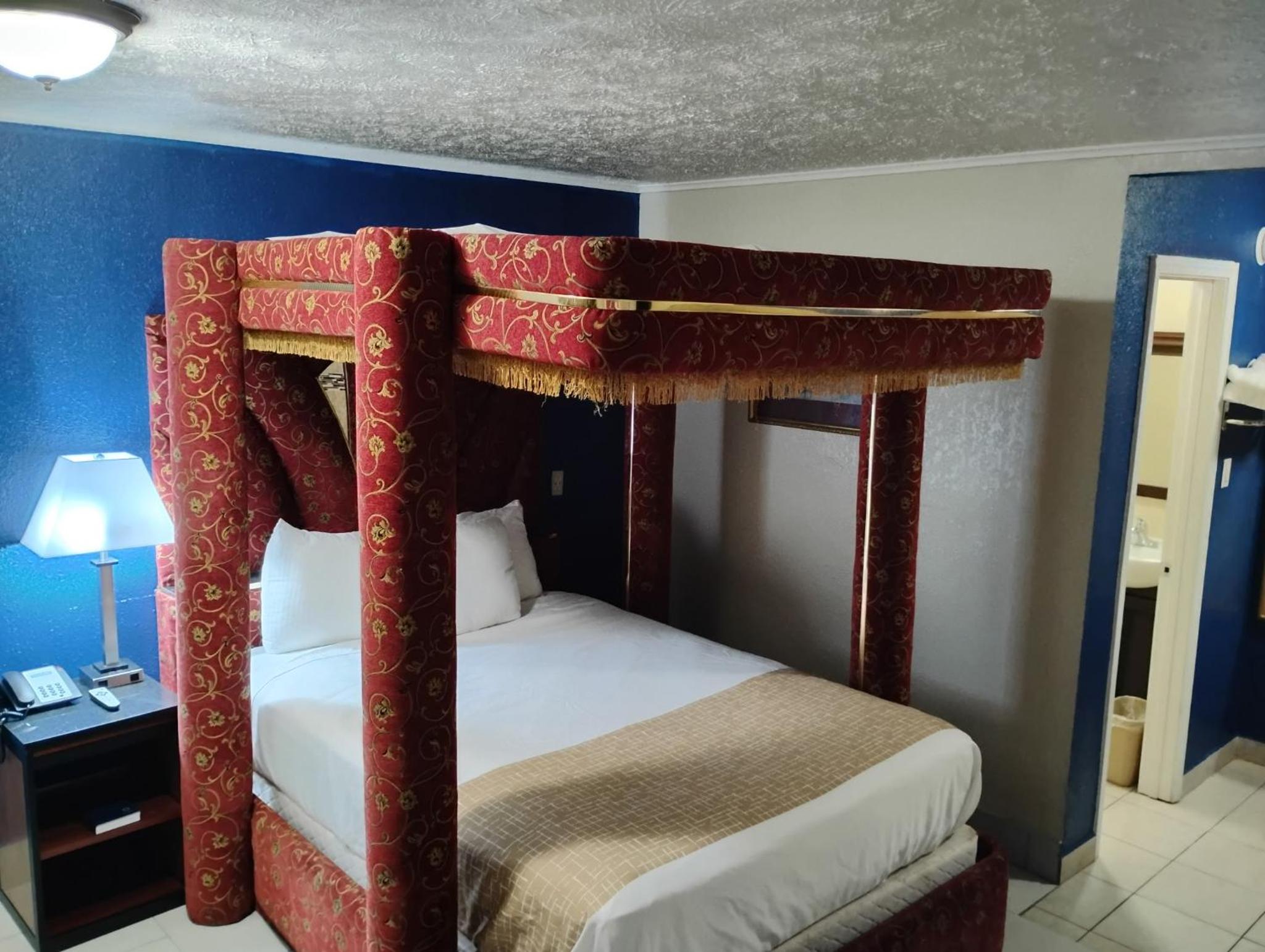 Queen Room with Jetted Tub - Non-Smoking - Photo 2