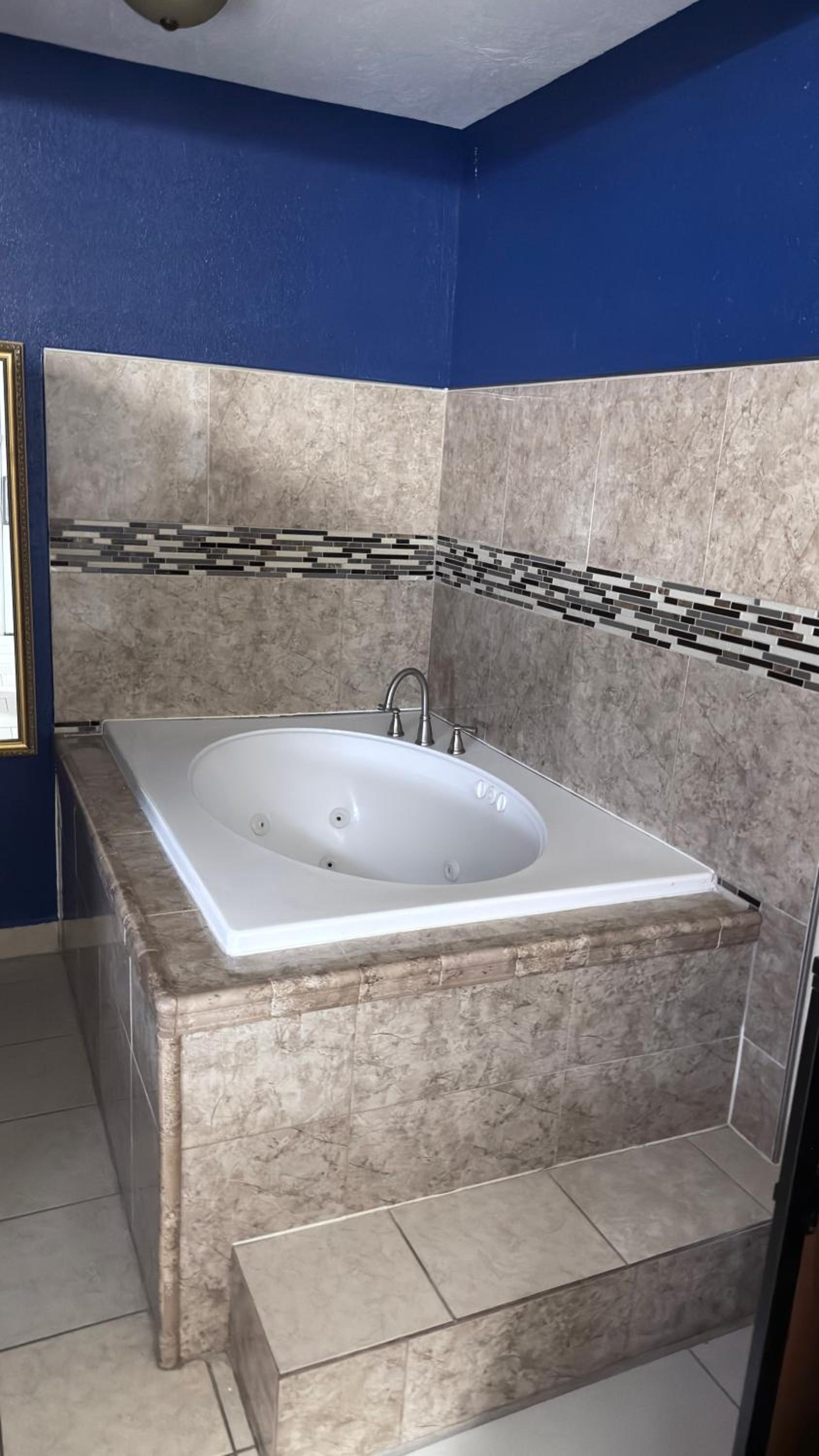 Queen Room with Jetted Tub - Non-Smoking - Photo 3