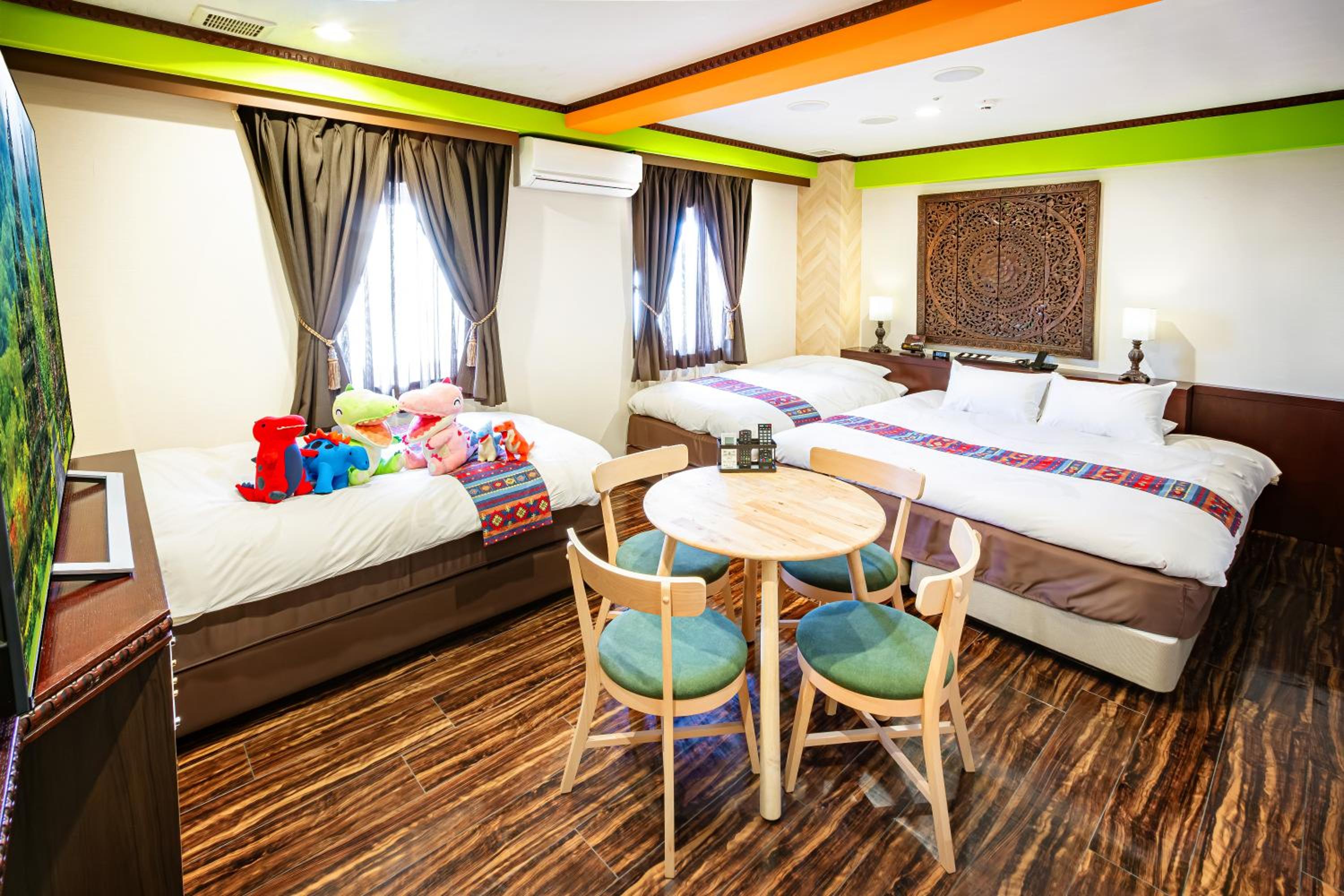 Casual 4 - King Bed + 2 Single Beds - Non-Smoking - Complimentary Club Lounge Access photo 3
