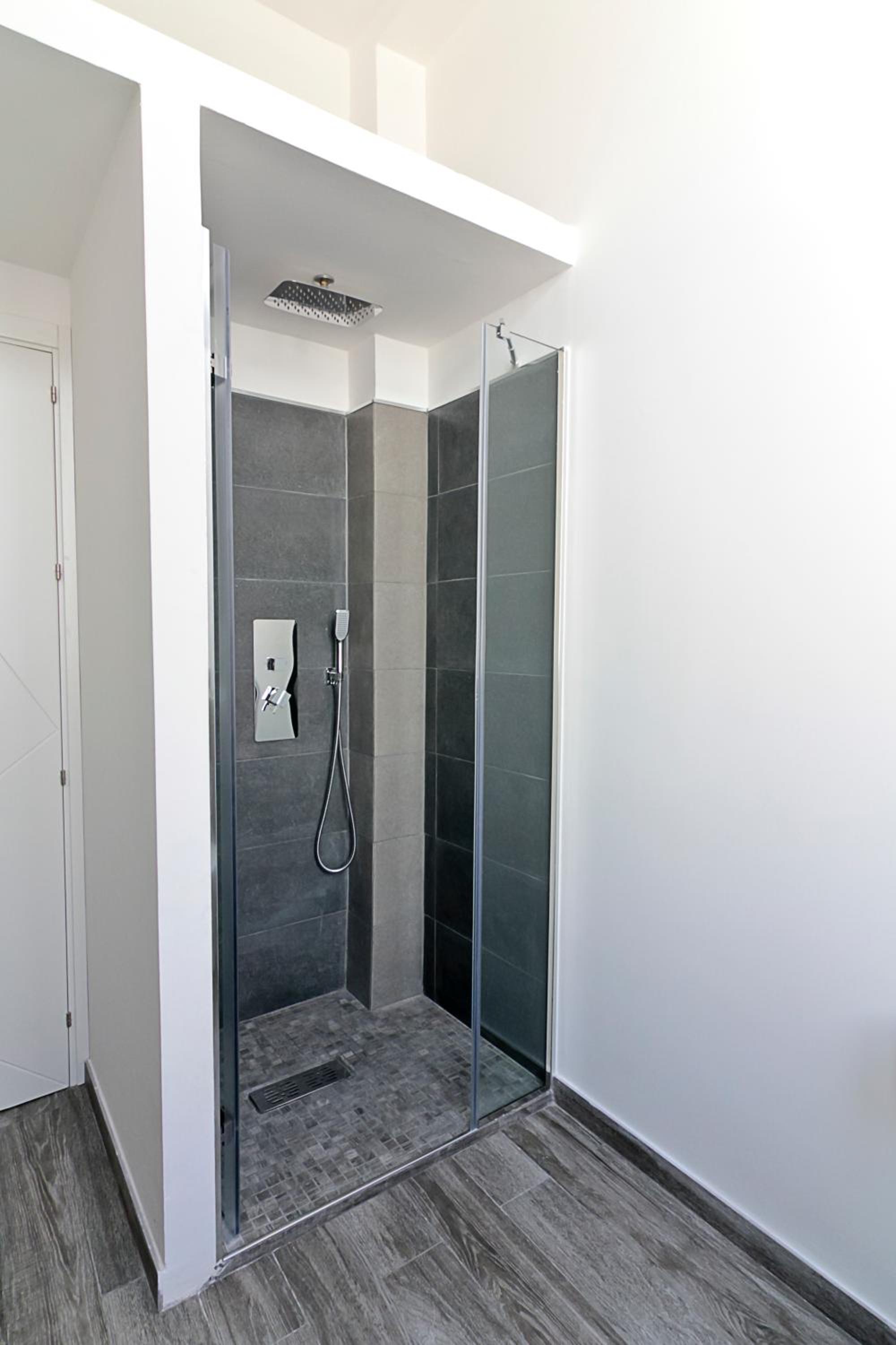 Standard King Room - Photo 19