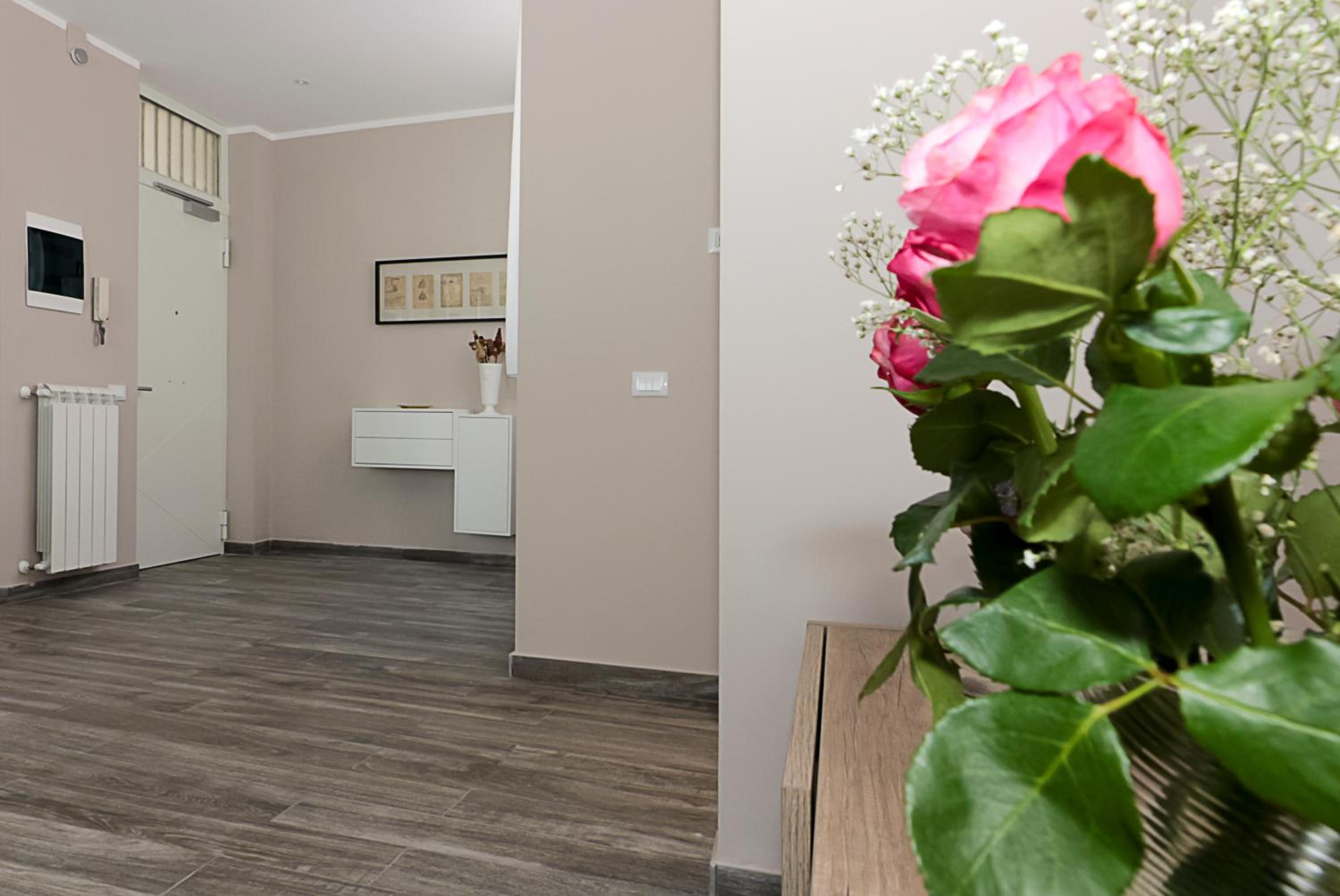 King Room with Balcony - Photo 11