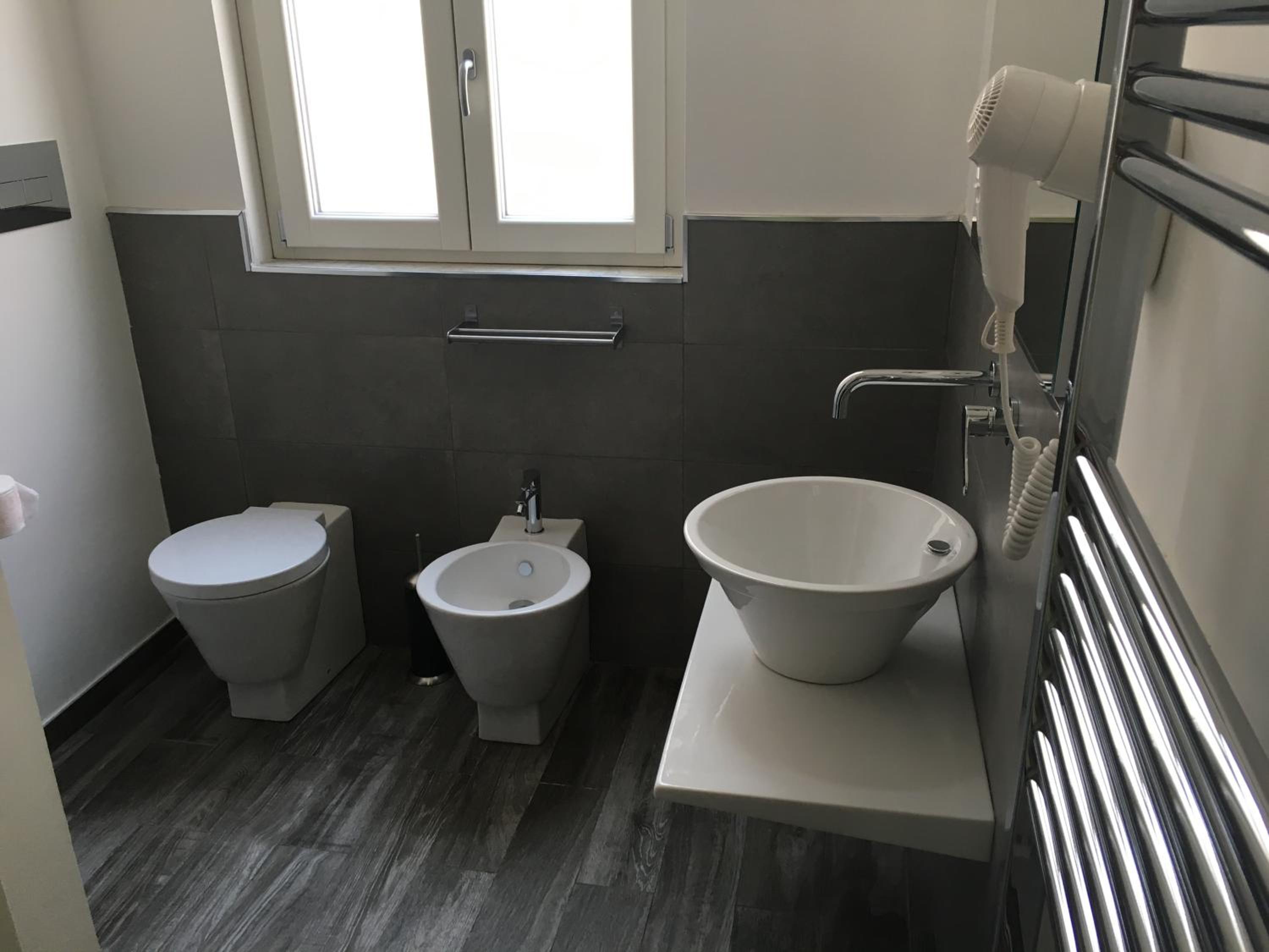 Standard King Room - Photo 15