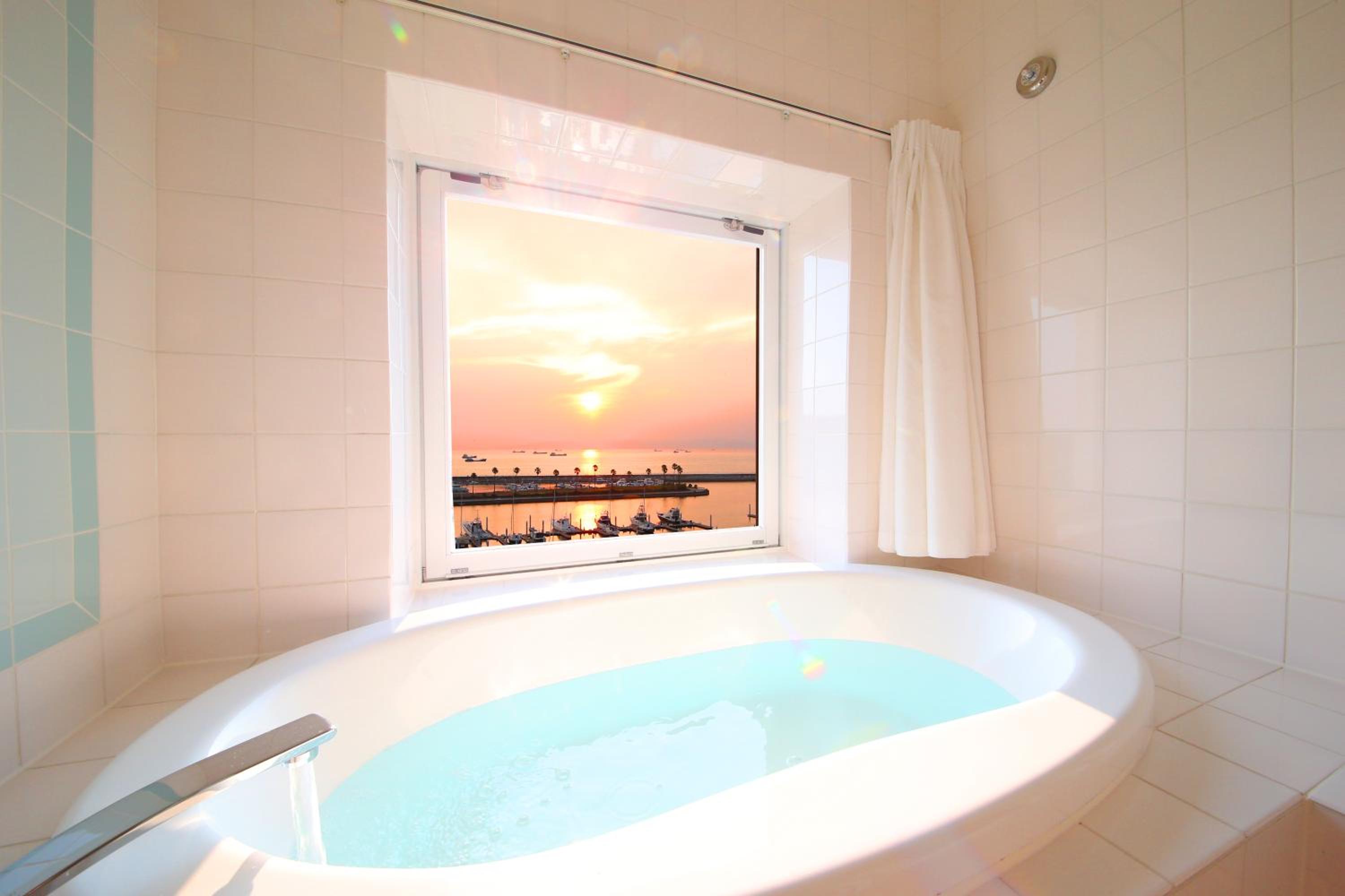 Luxury Fourth Room with Sea View Private Bathroom- Non-Smoking photo 1