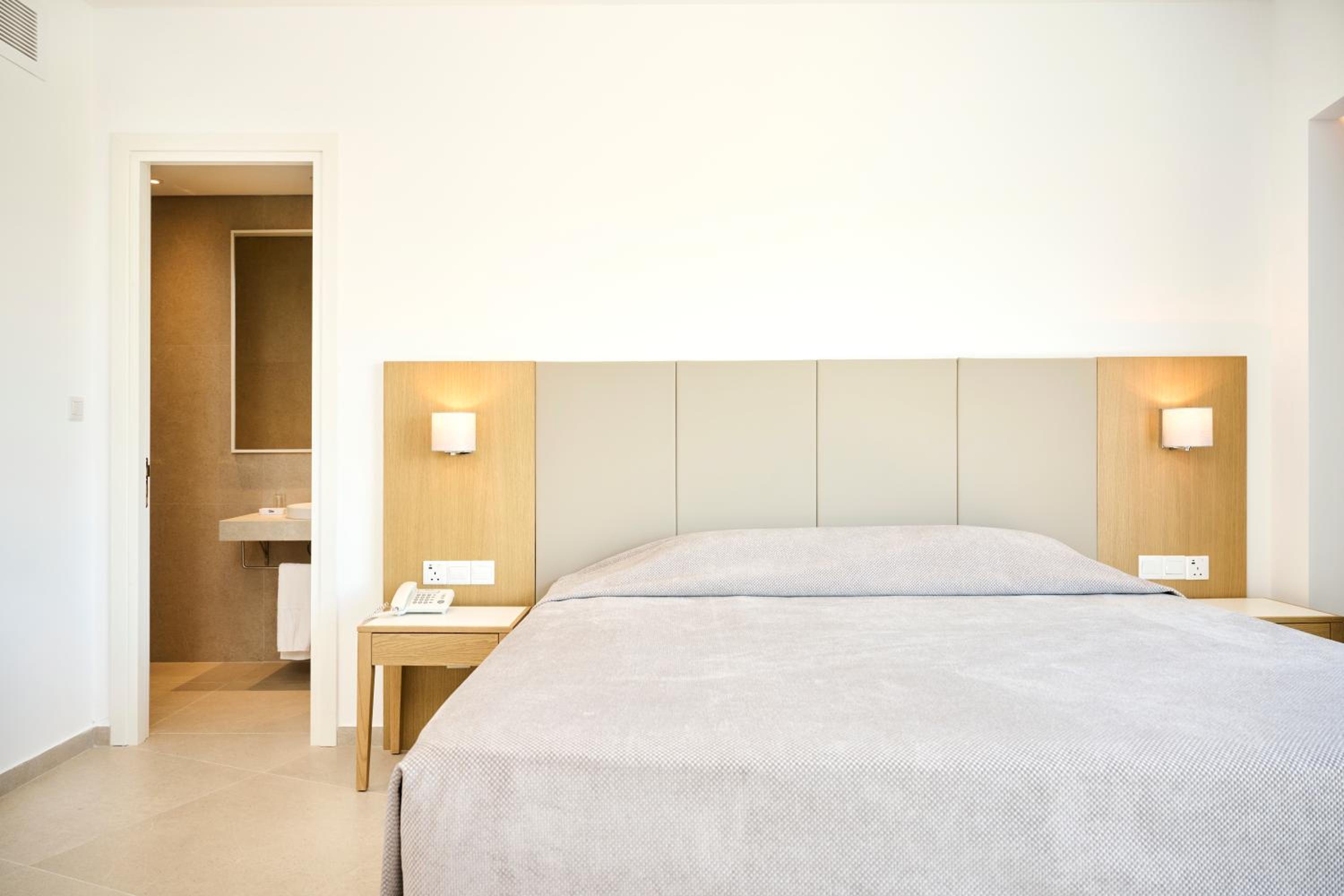 Superior One-Bedroom Suite with Side Sea View photo 3