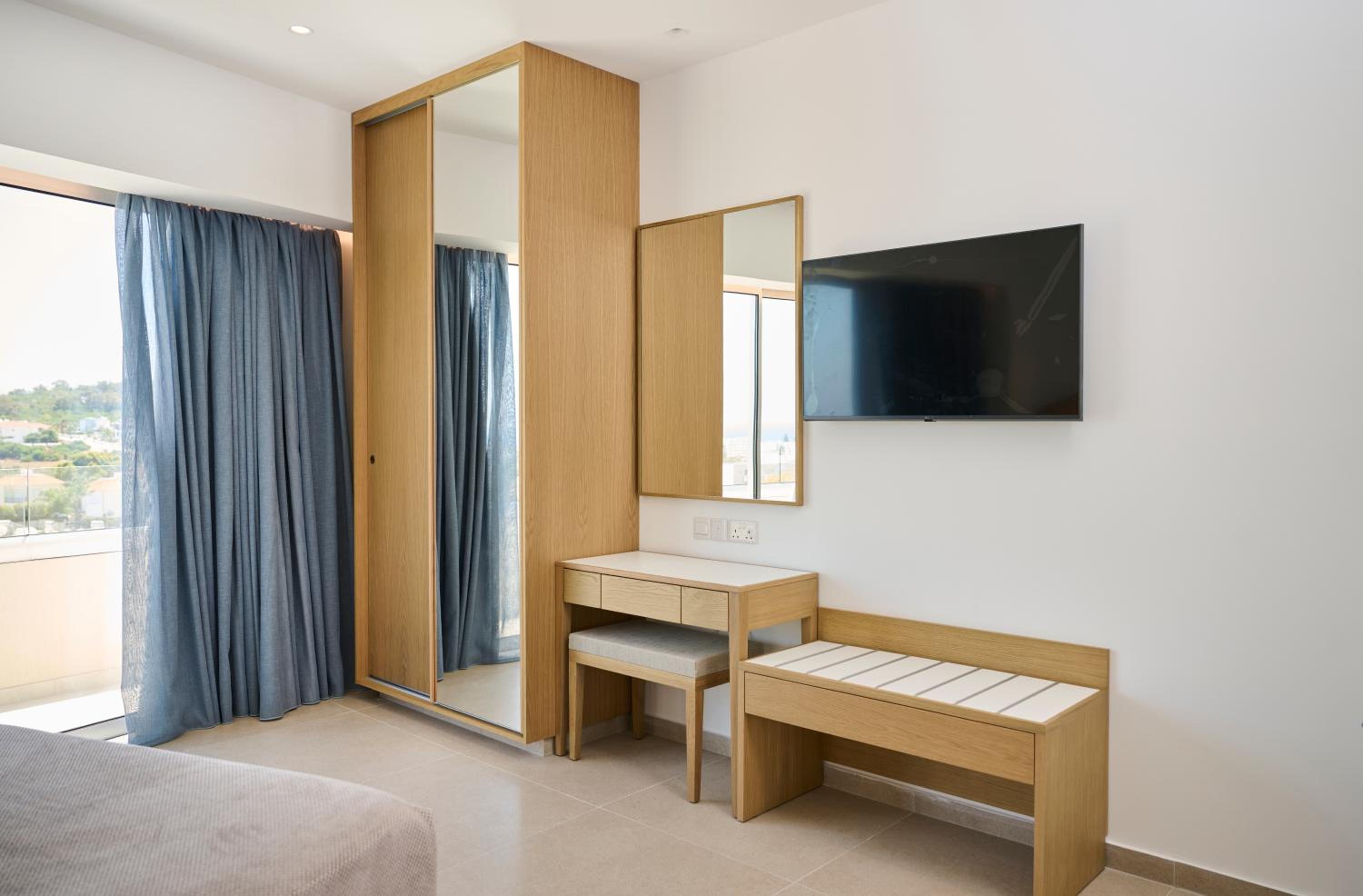 Superior One-Bedroom Suite with Inland View photo 3