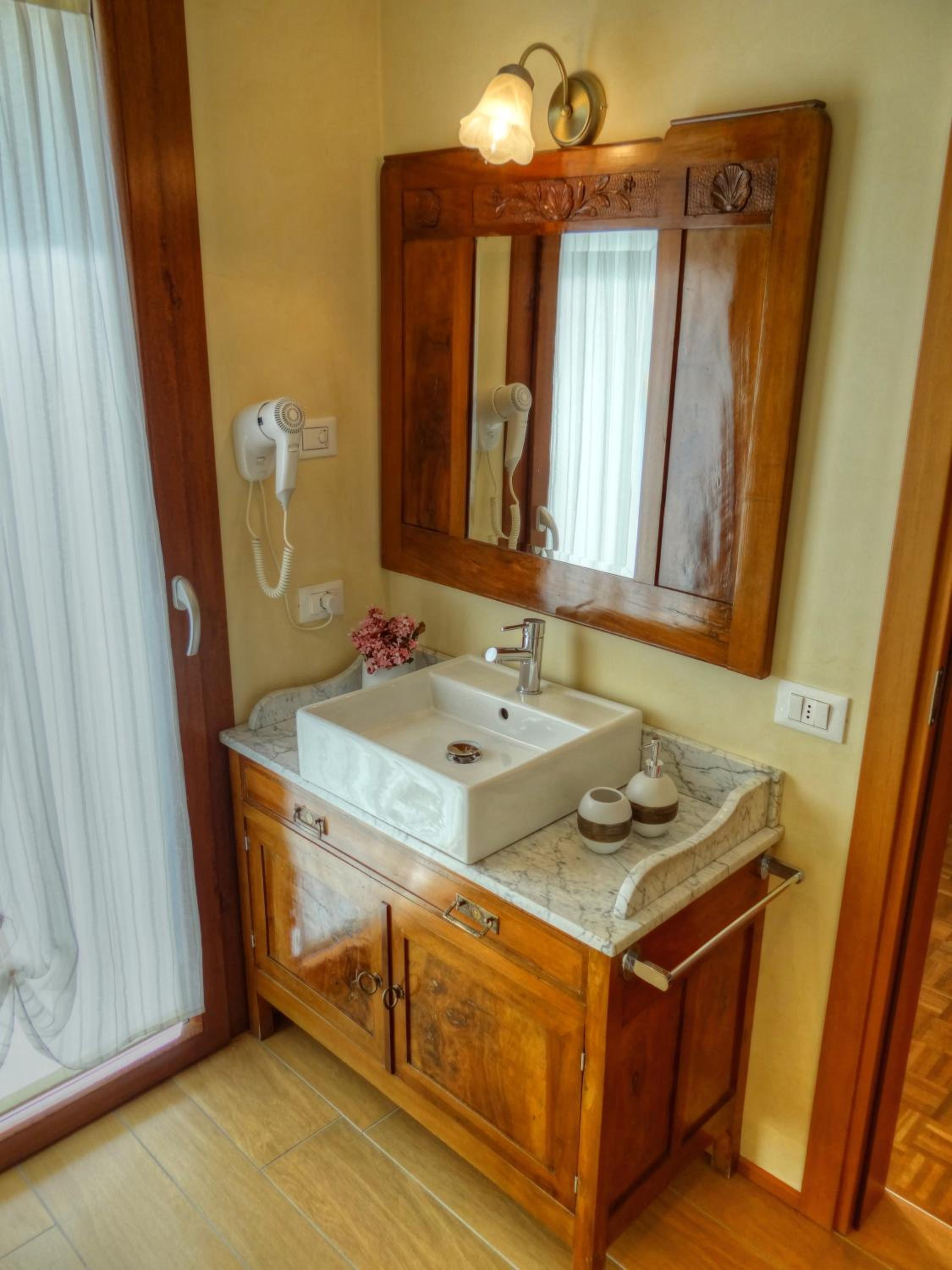 Deluxe Double Room with Balcony photo 3