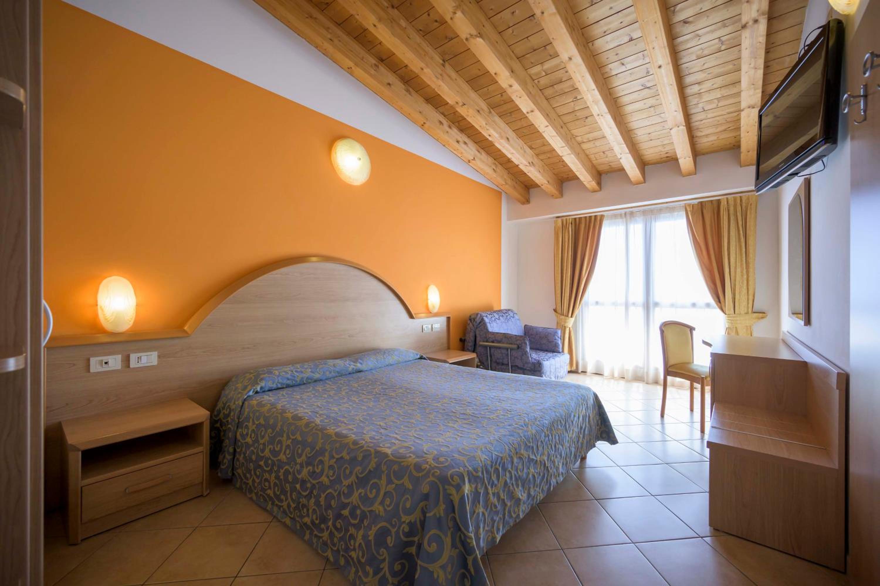 Twin Room with Balcony or Terrace and Lake View photo 1