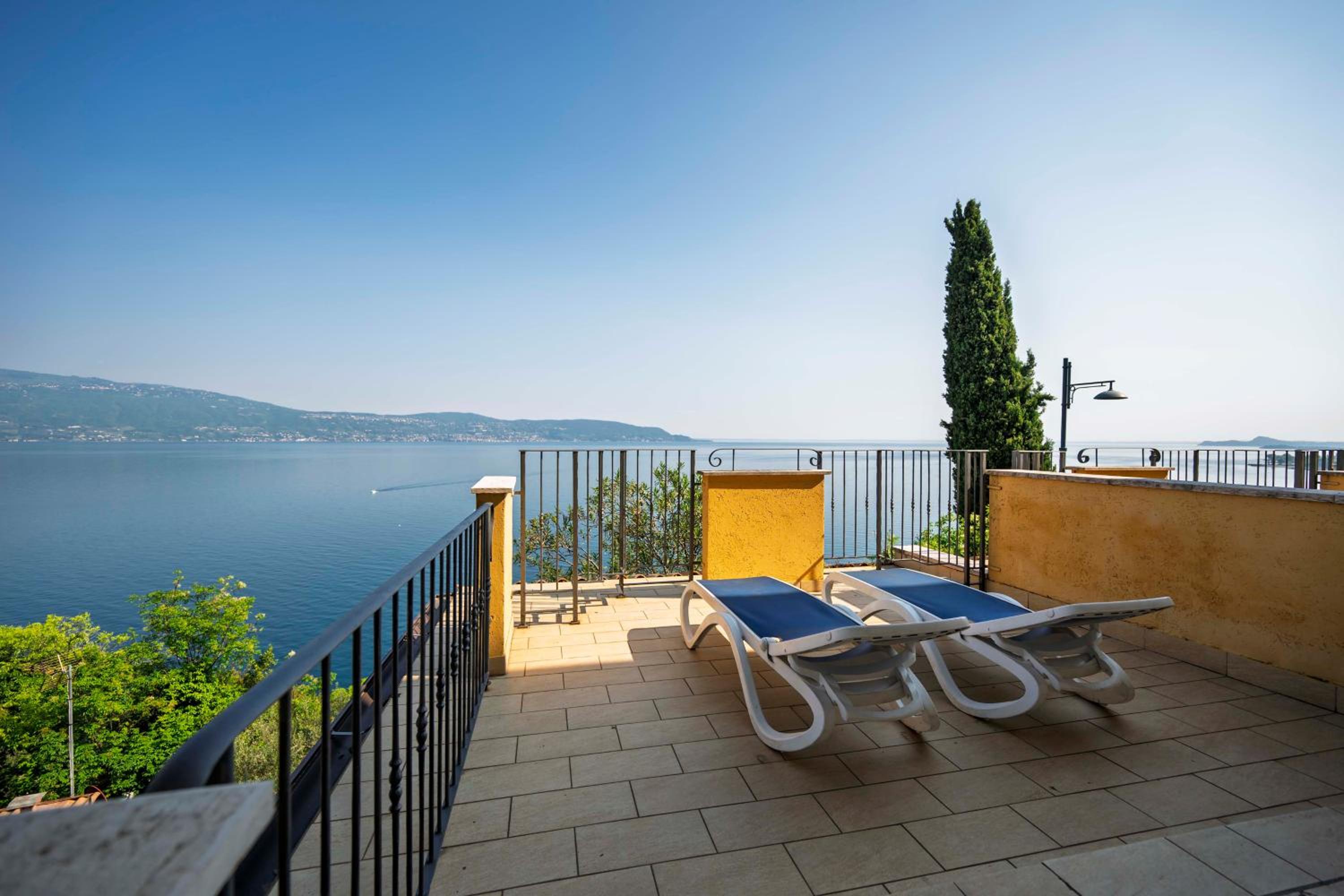 Twin Room with Balcony or Terrace and Lake View photo 3
