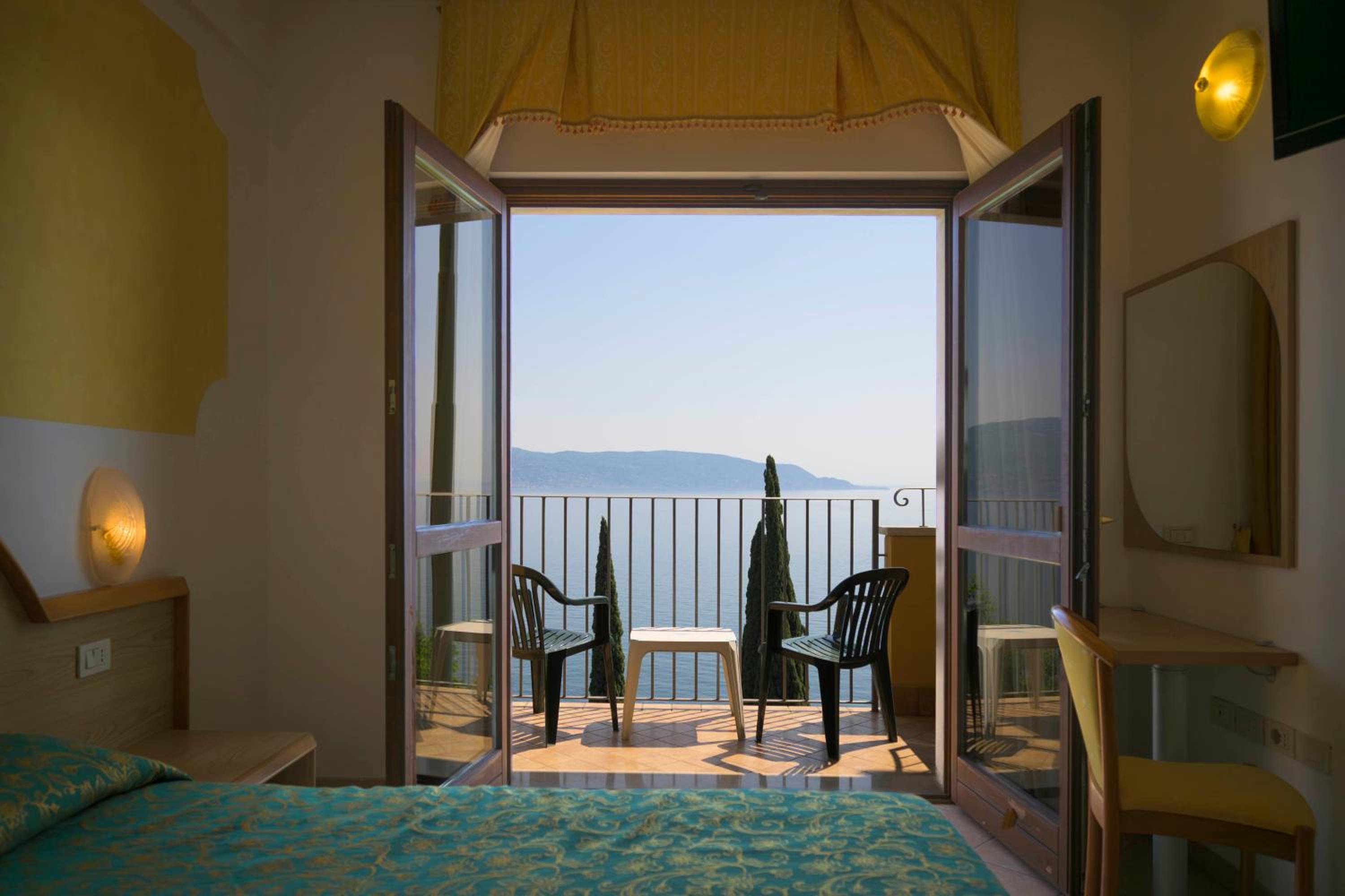Twin Room with Balcony or Terrace and Lake View photo 2