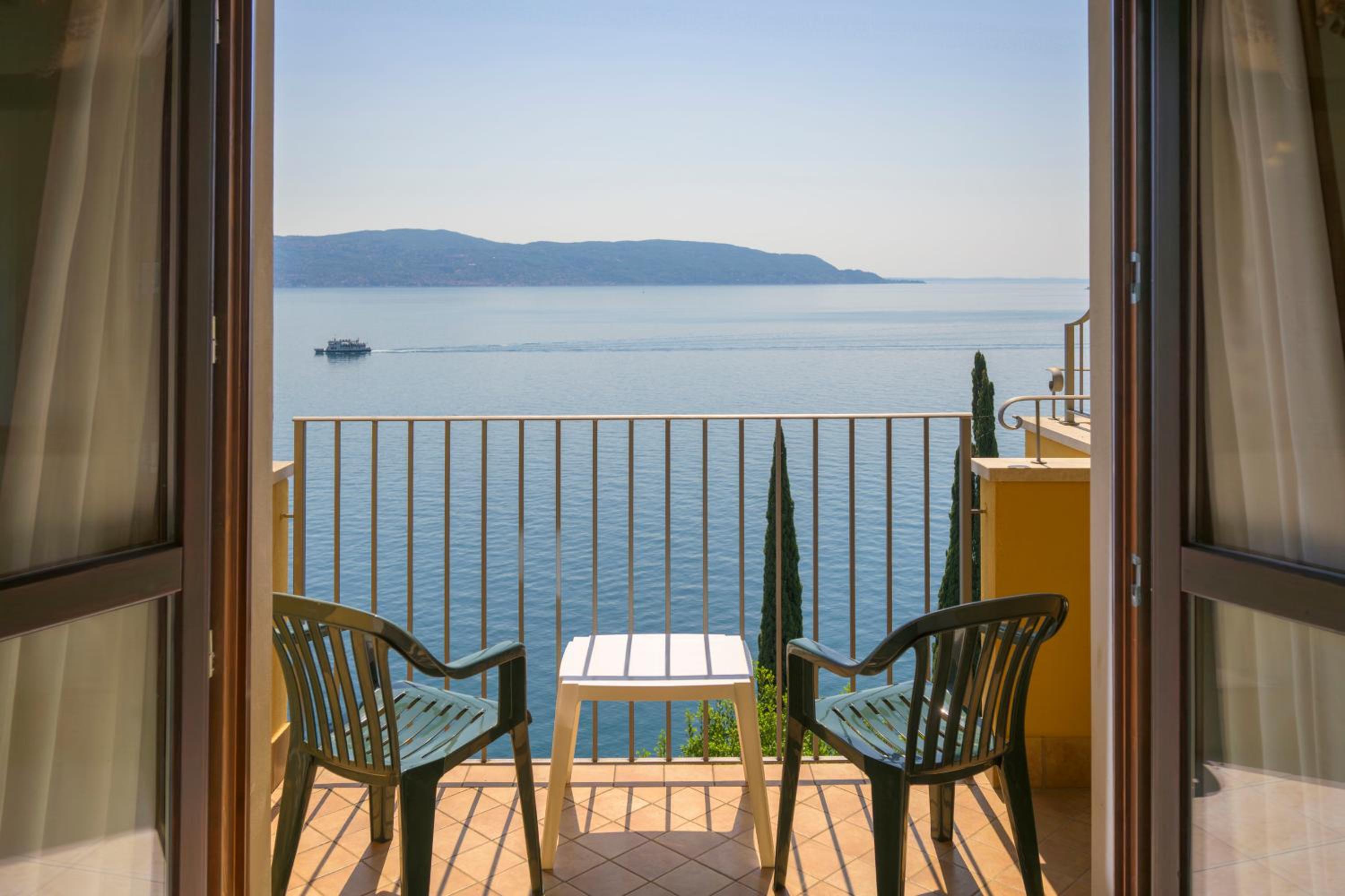 Triple Room with Balcony or Terrace and Lake View