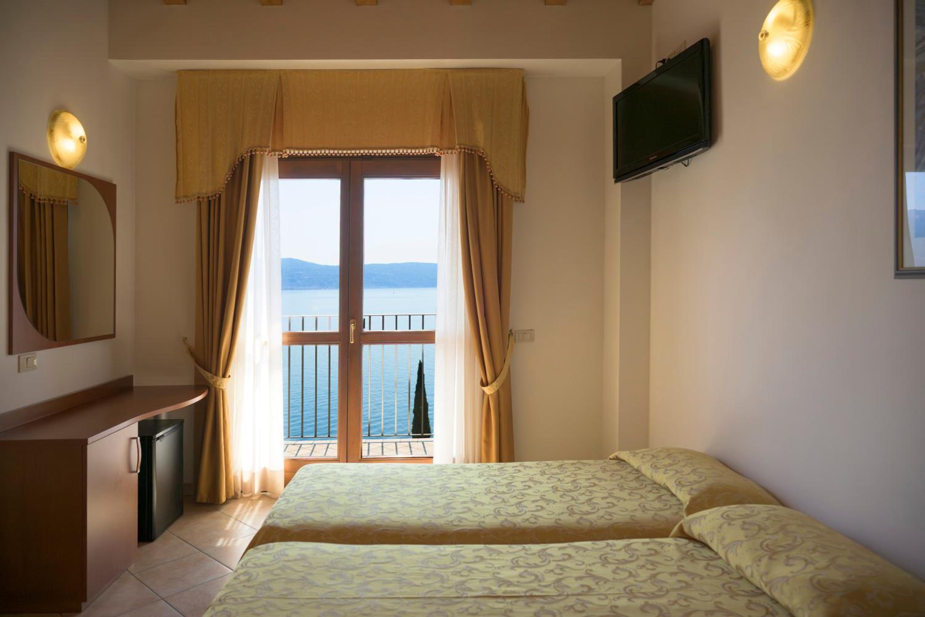 Twin Room with Balcony or Terrace and Lake View