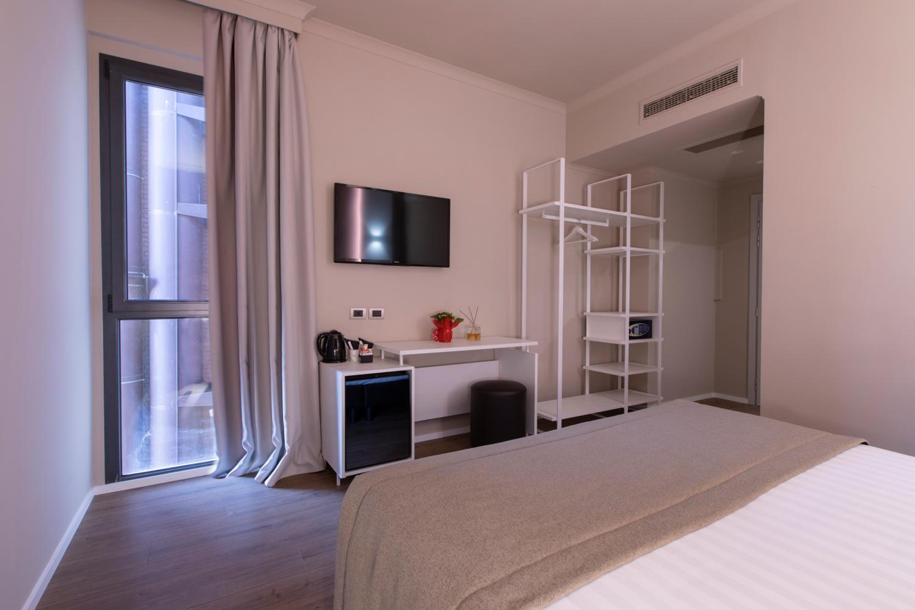 Premium King Room with Balcony photo 3