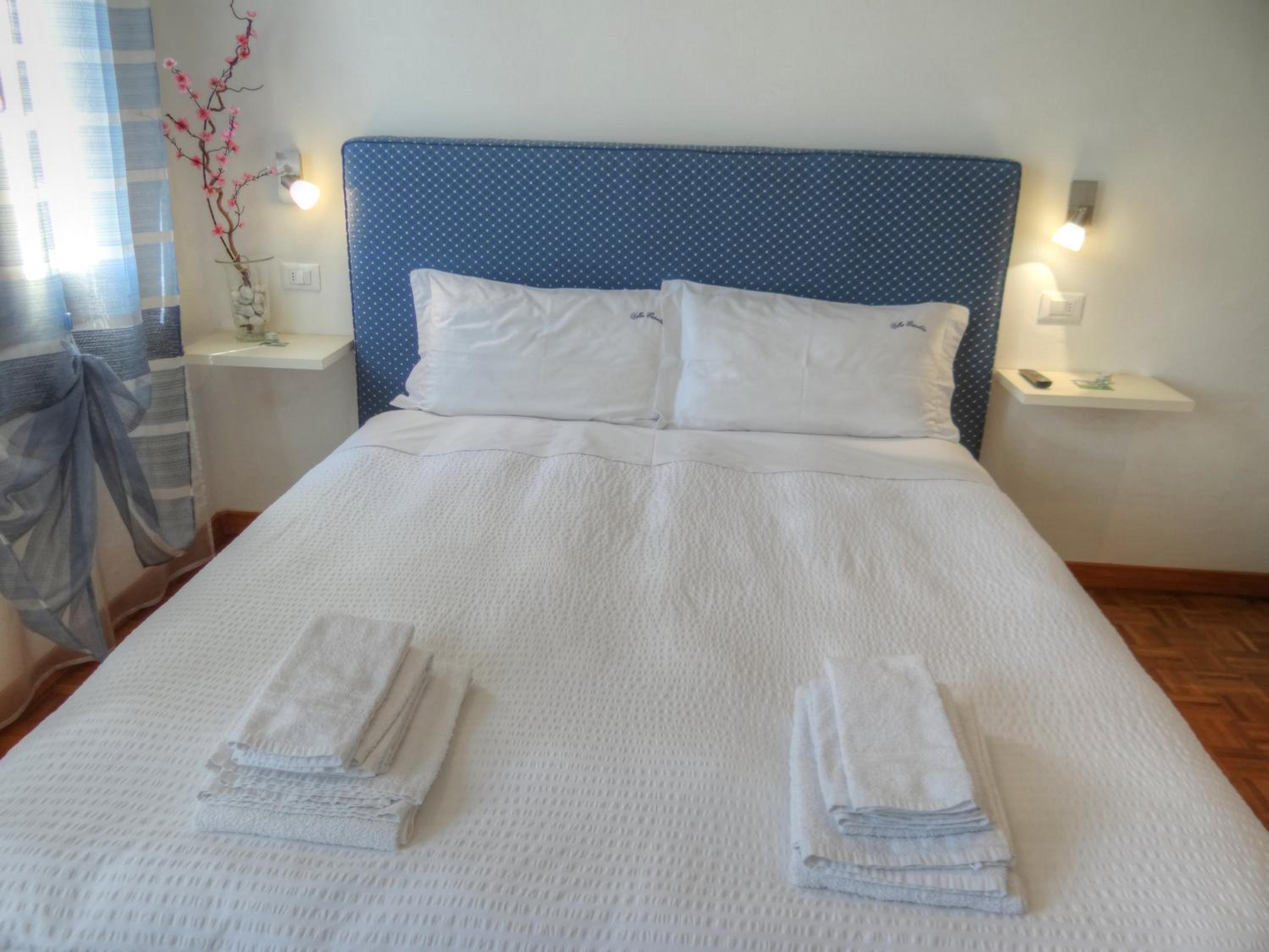 Deluxe Double Room with Shower photo 2