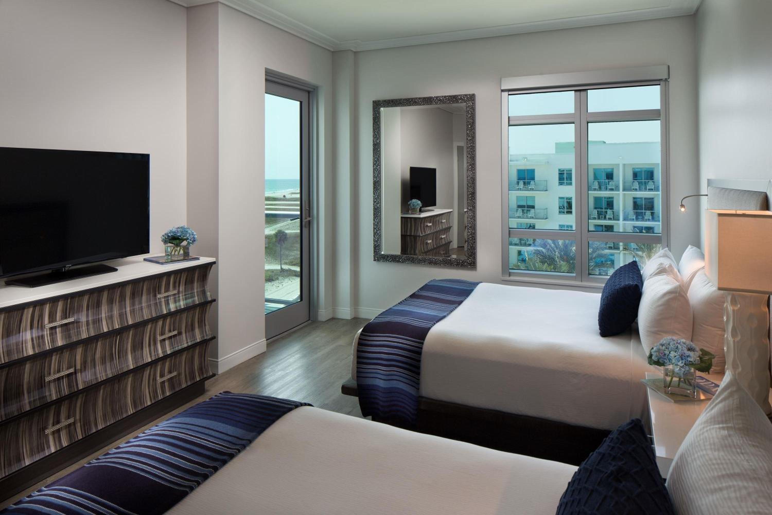 One-Bedroom Queen Suite