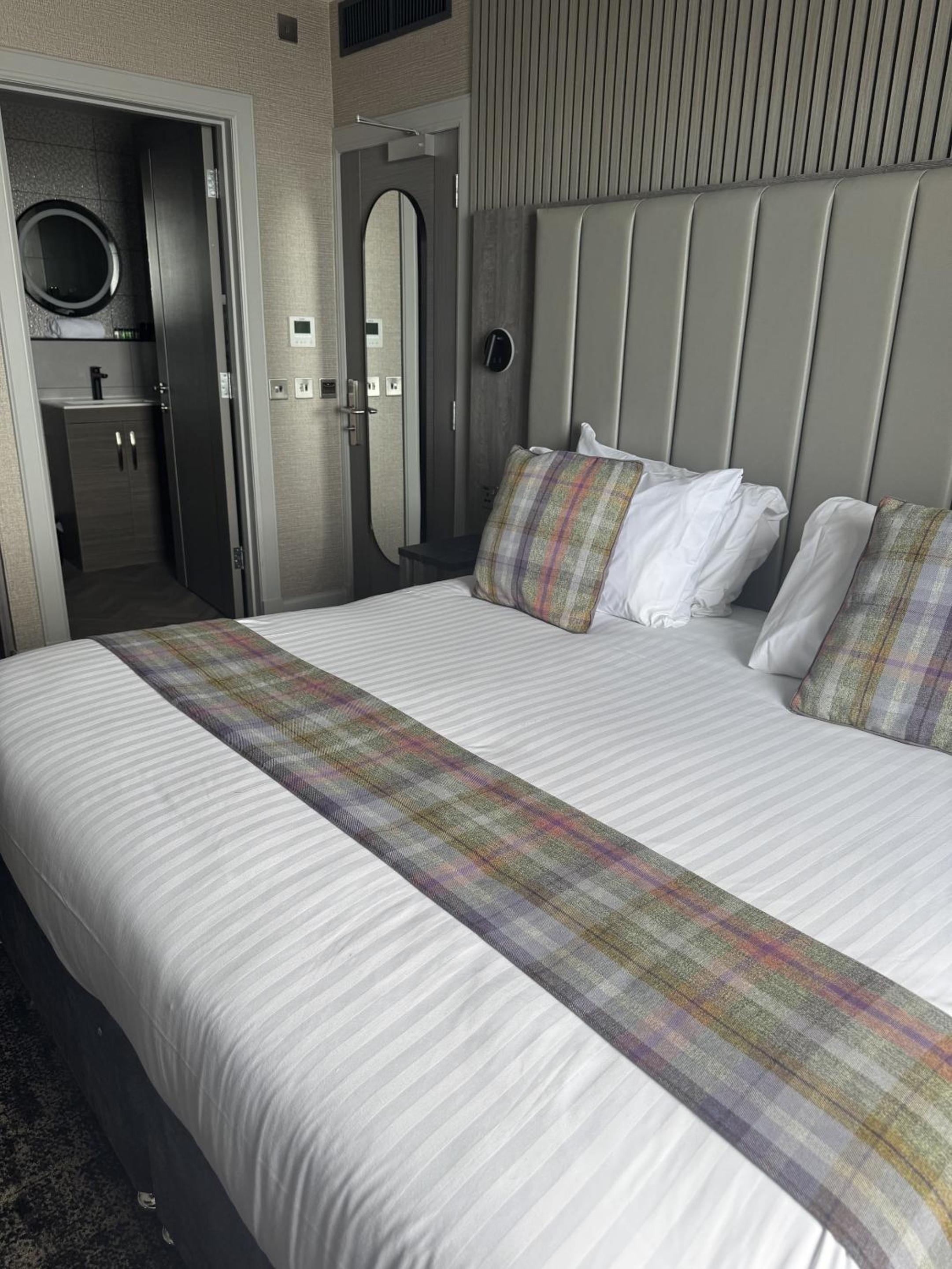 Deluxe King Room with Sea View - Photo 3