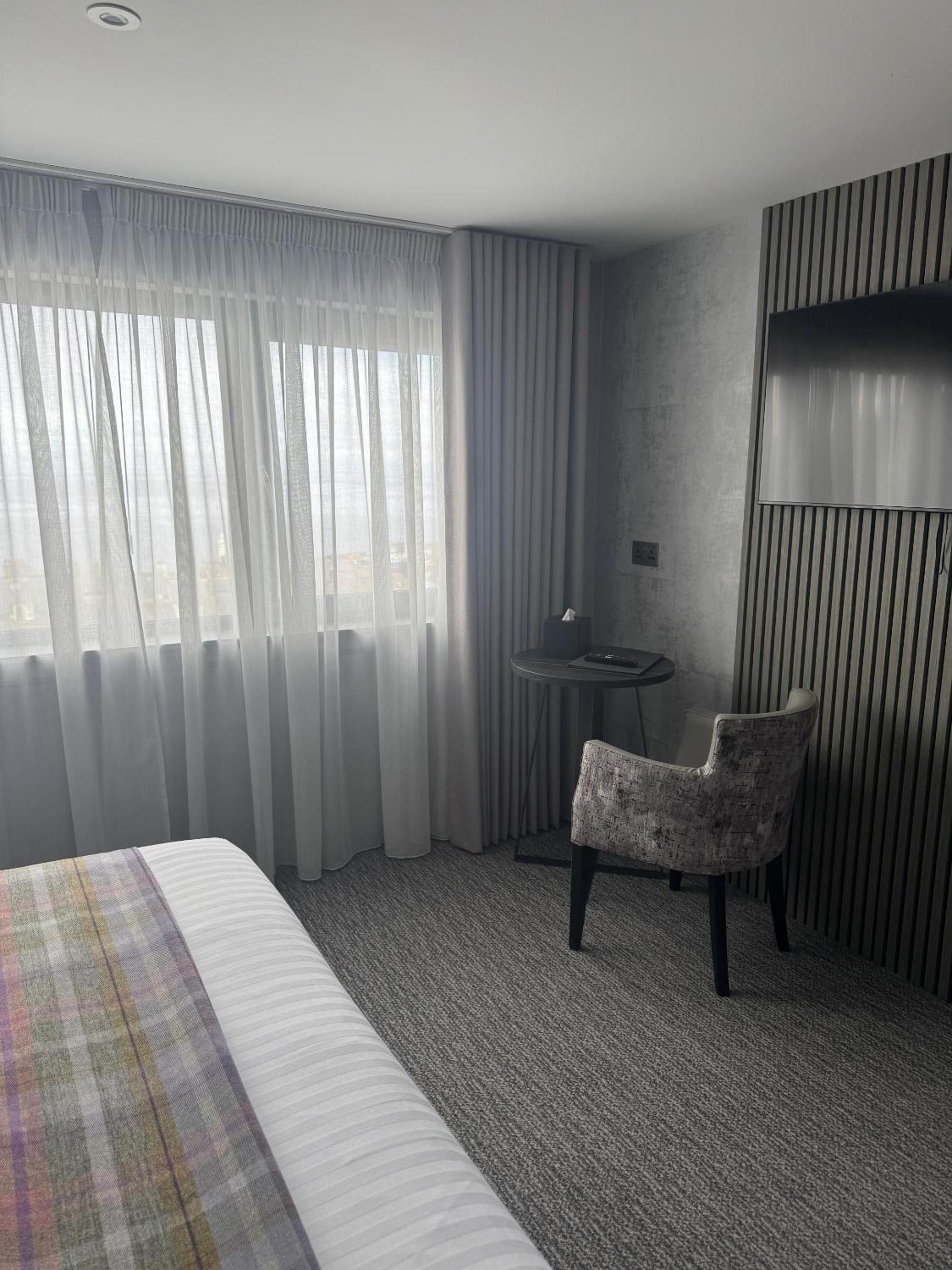Deluxe King Room with Sea View - Photo 4