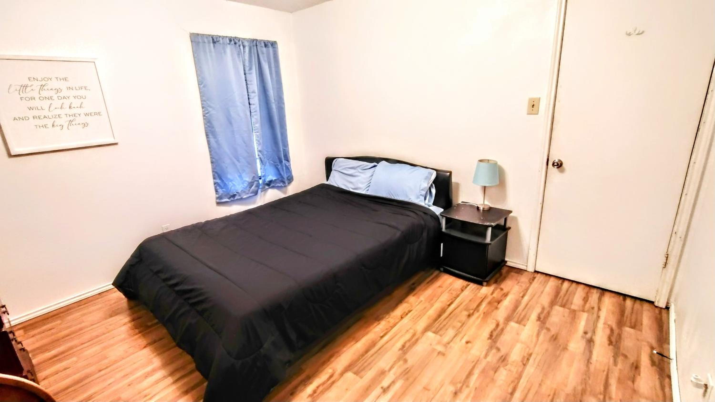 Queen Room with Shared Bathroom photo 1