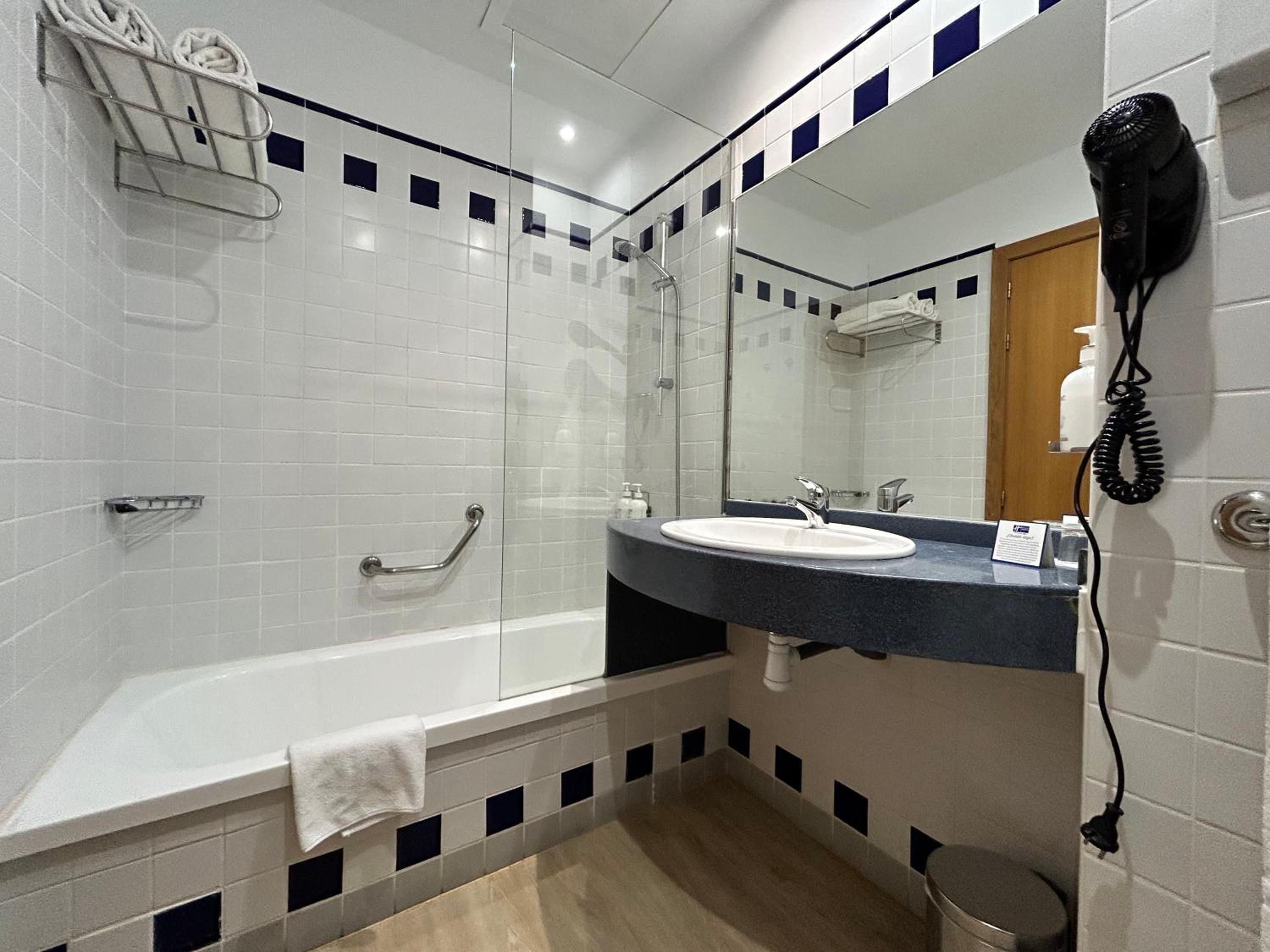 Standard Double Room with Sofa Bed - Photo 3