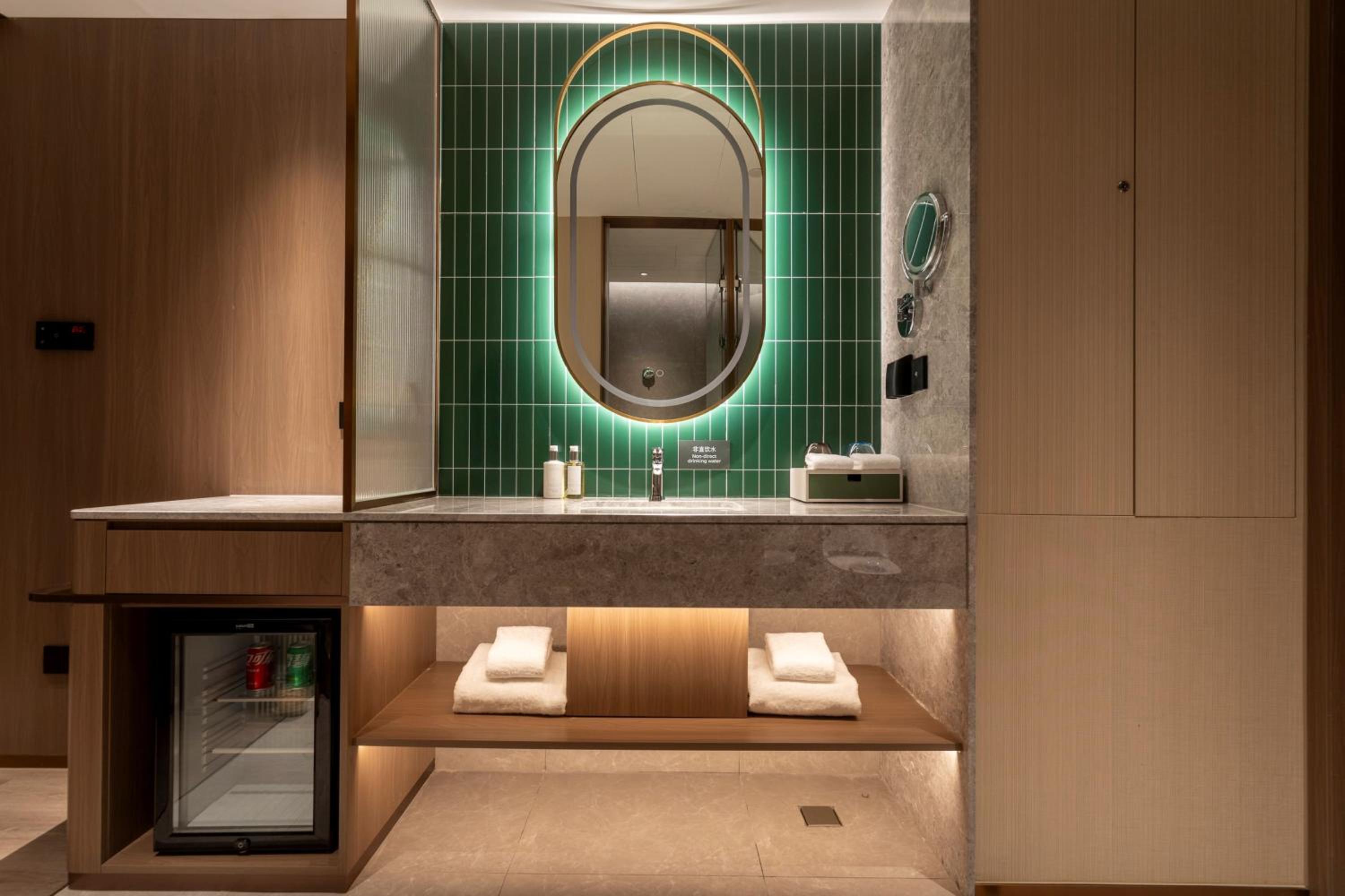 One-Bedroom Suite thumbnail 5