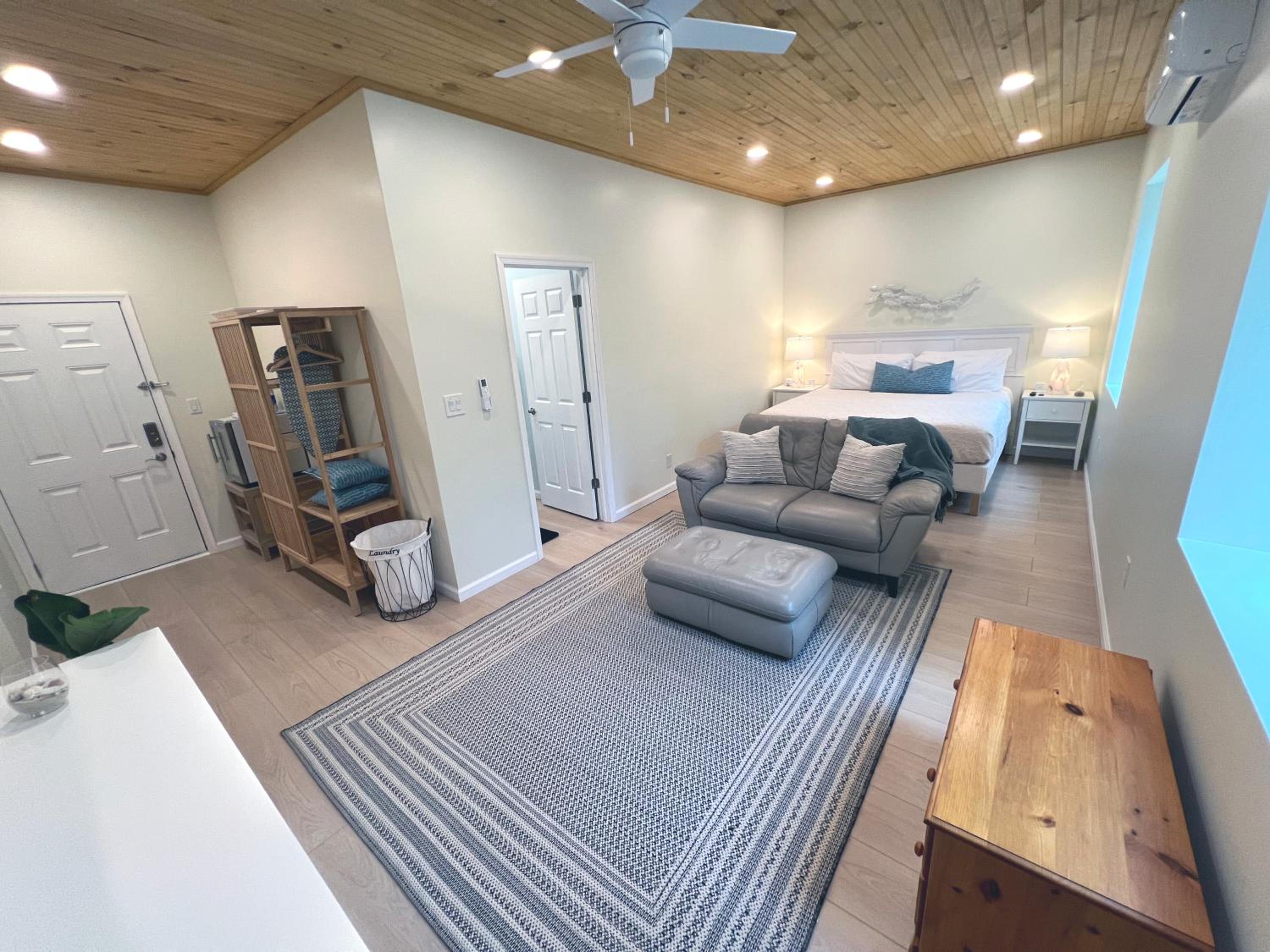 Deluxe King Room - Photo 13