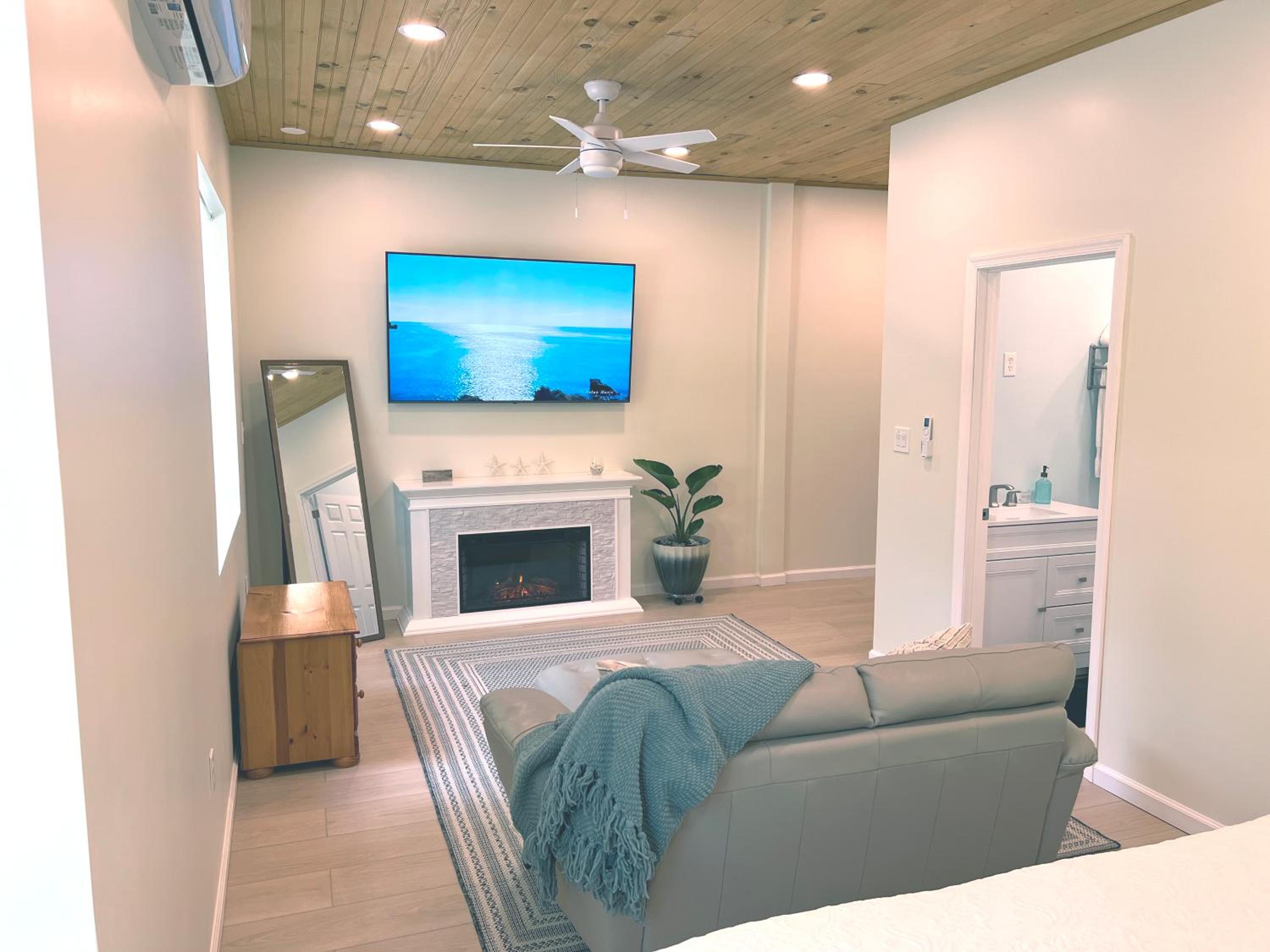 Deluxe King Room - Photo 7