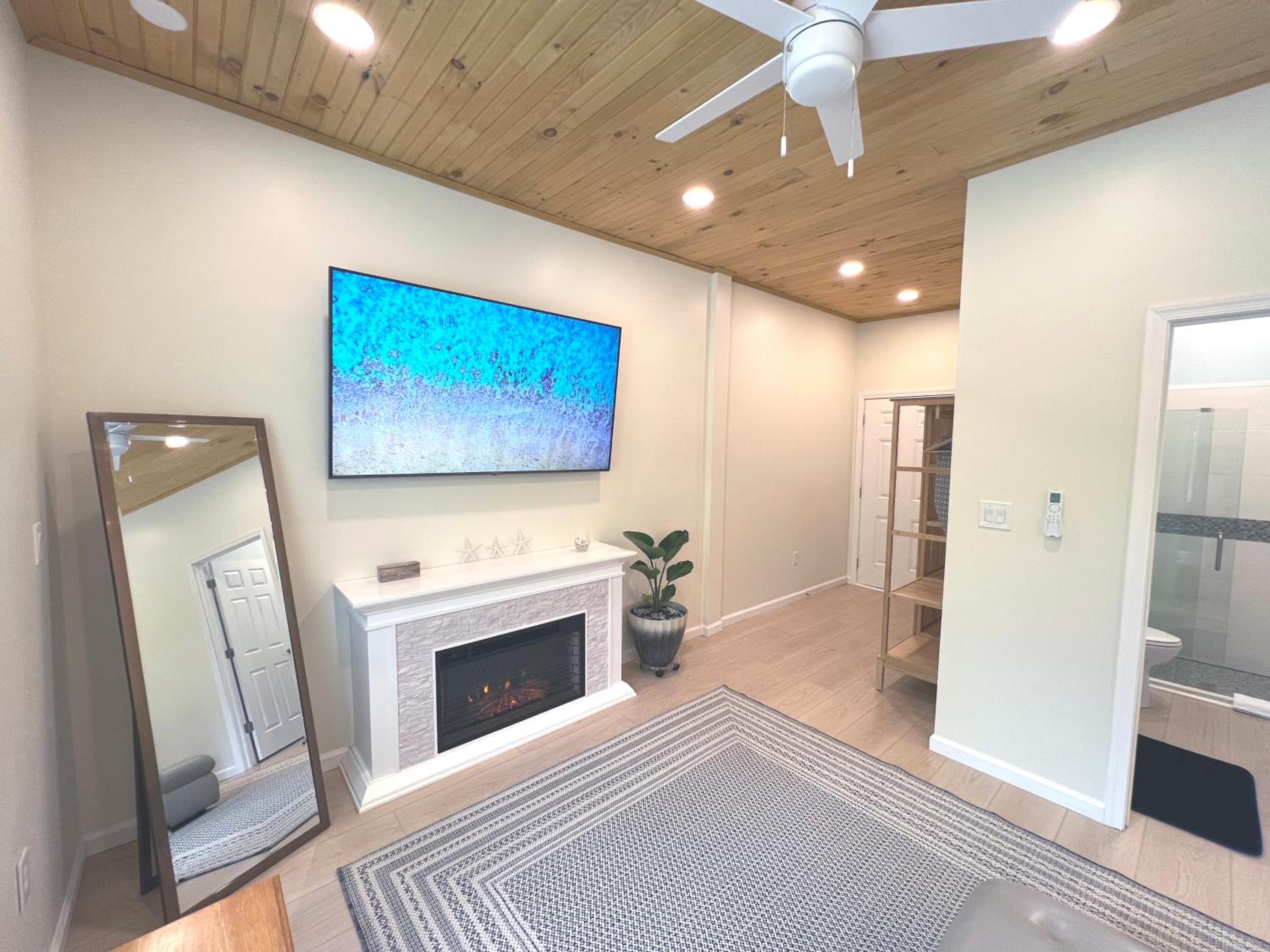 Deluxe King Room - Photo 8