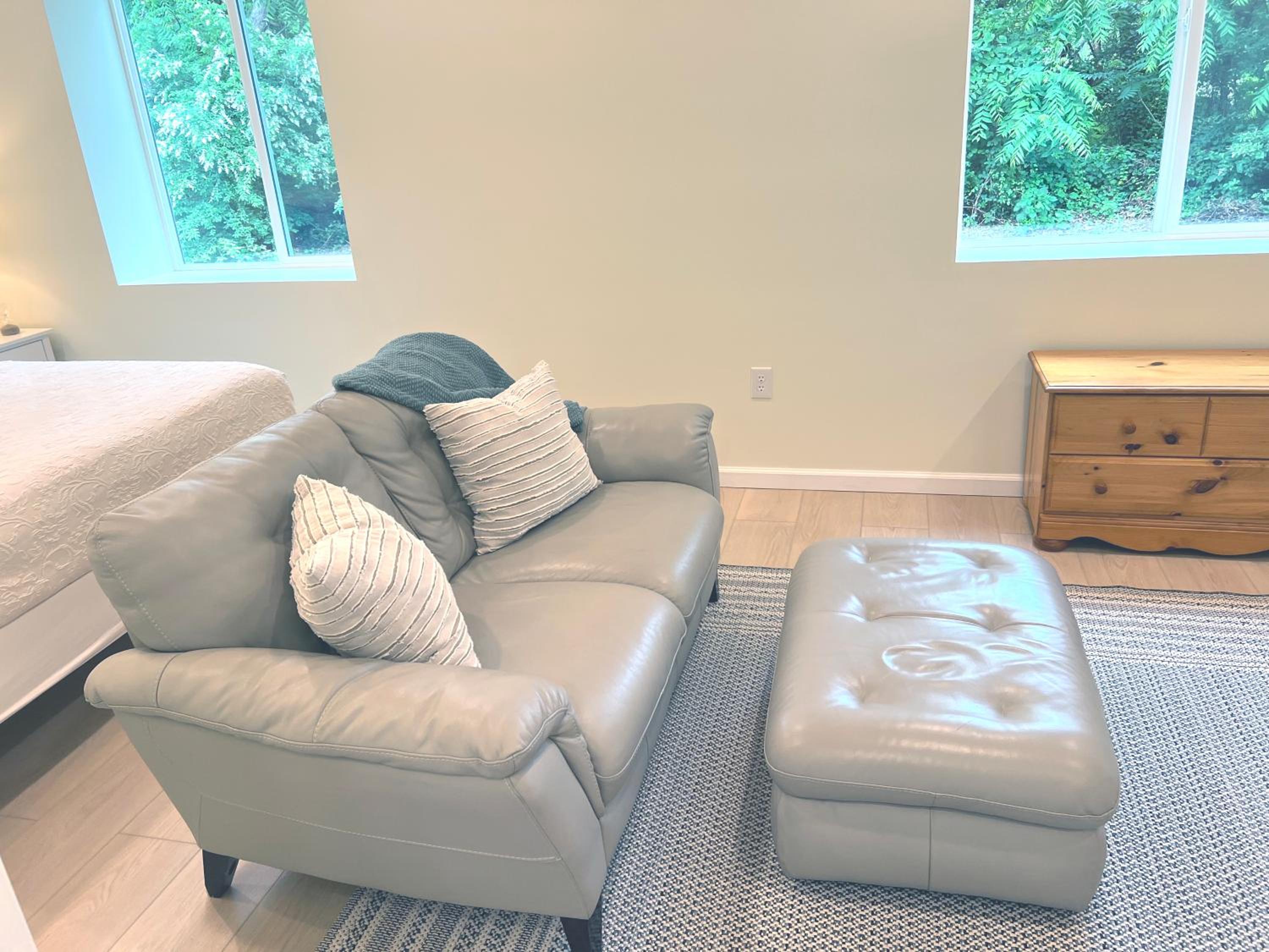 Deluxe King Room - Photo 11