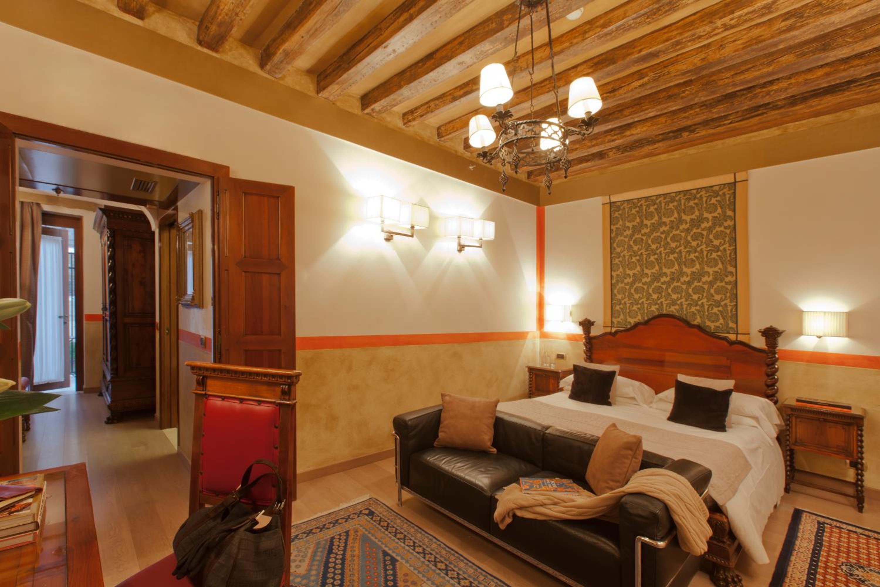 Superior Double or Twin Room - Photo 11