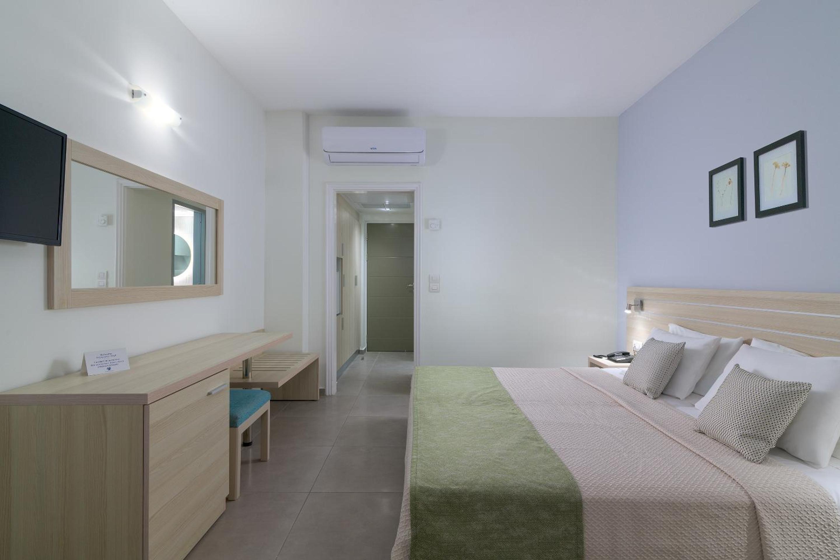 Twin Room with Pool View photo 3