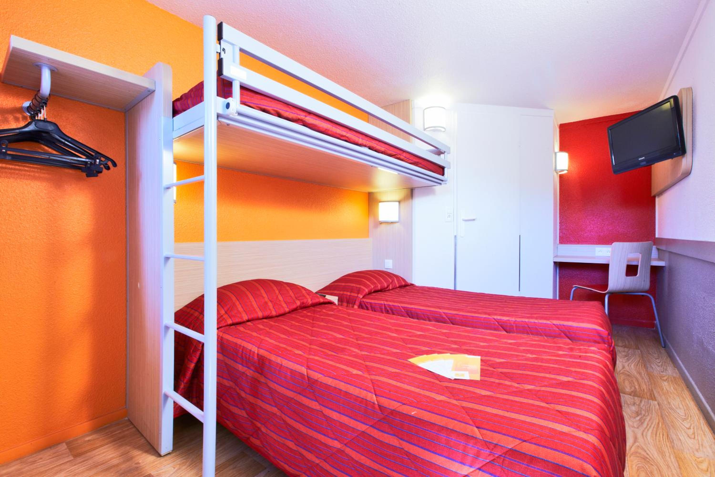 Standard Room With 3 Single Beds - Photo 1