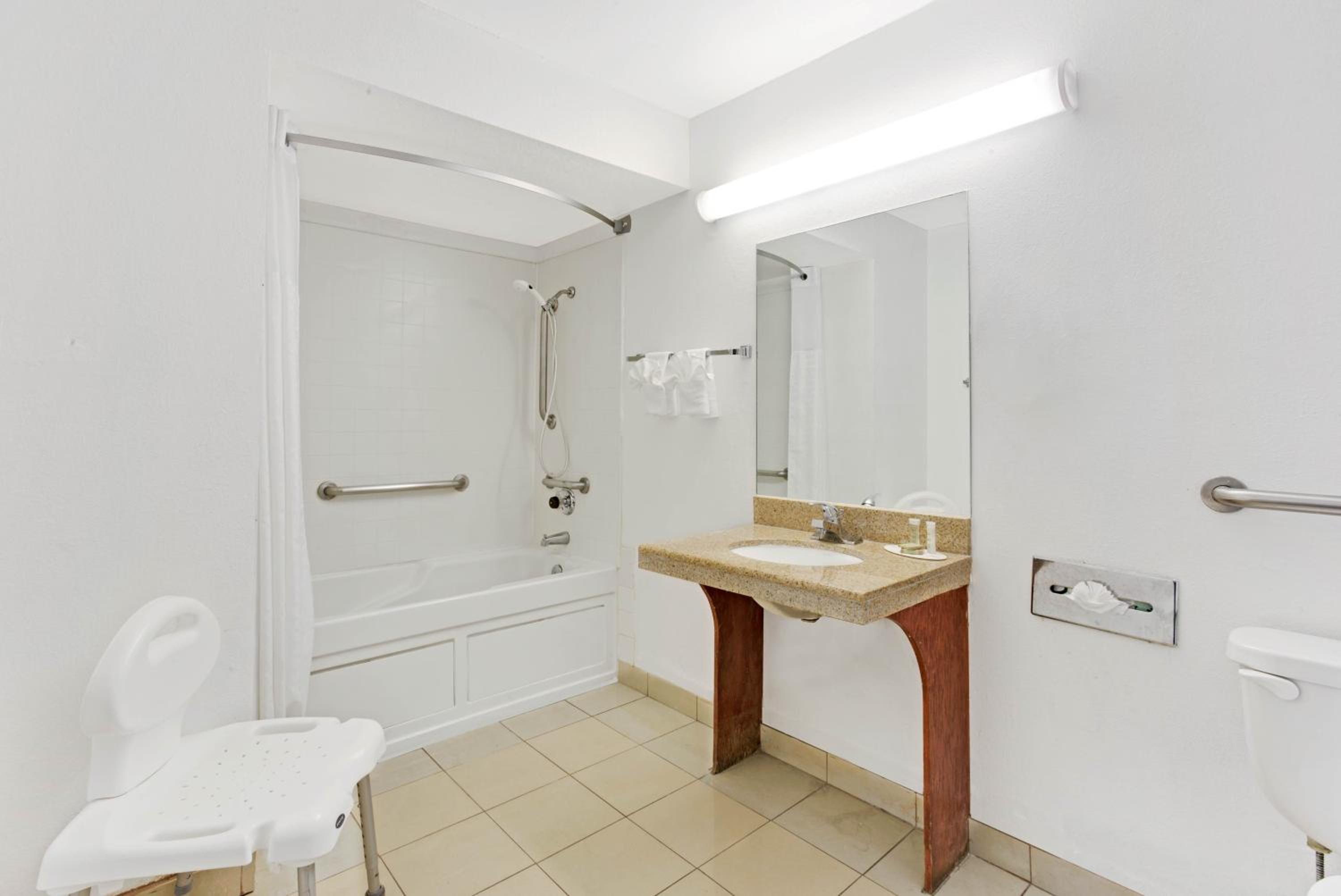 King Room - Disability Access - Non-Smoking - Photo 4