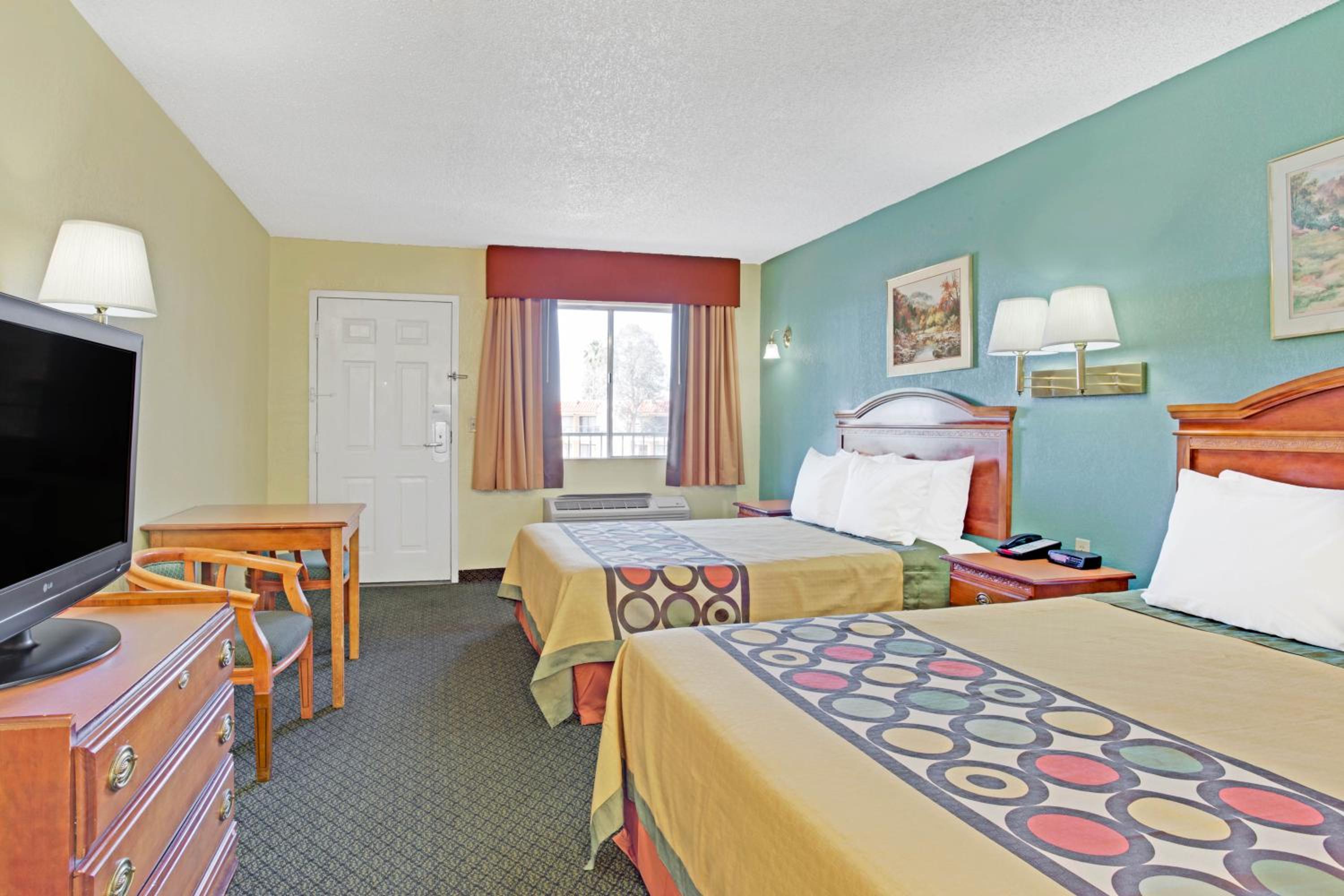 Queen Room with Two Queen Beds - Non-Smoking - Photo 3