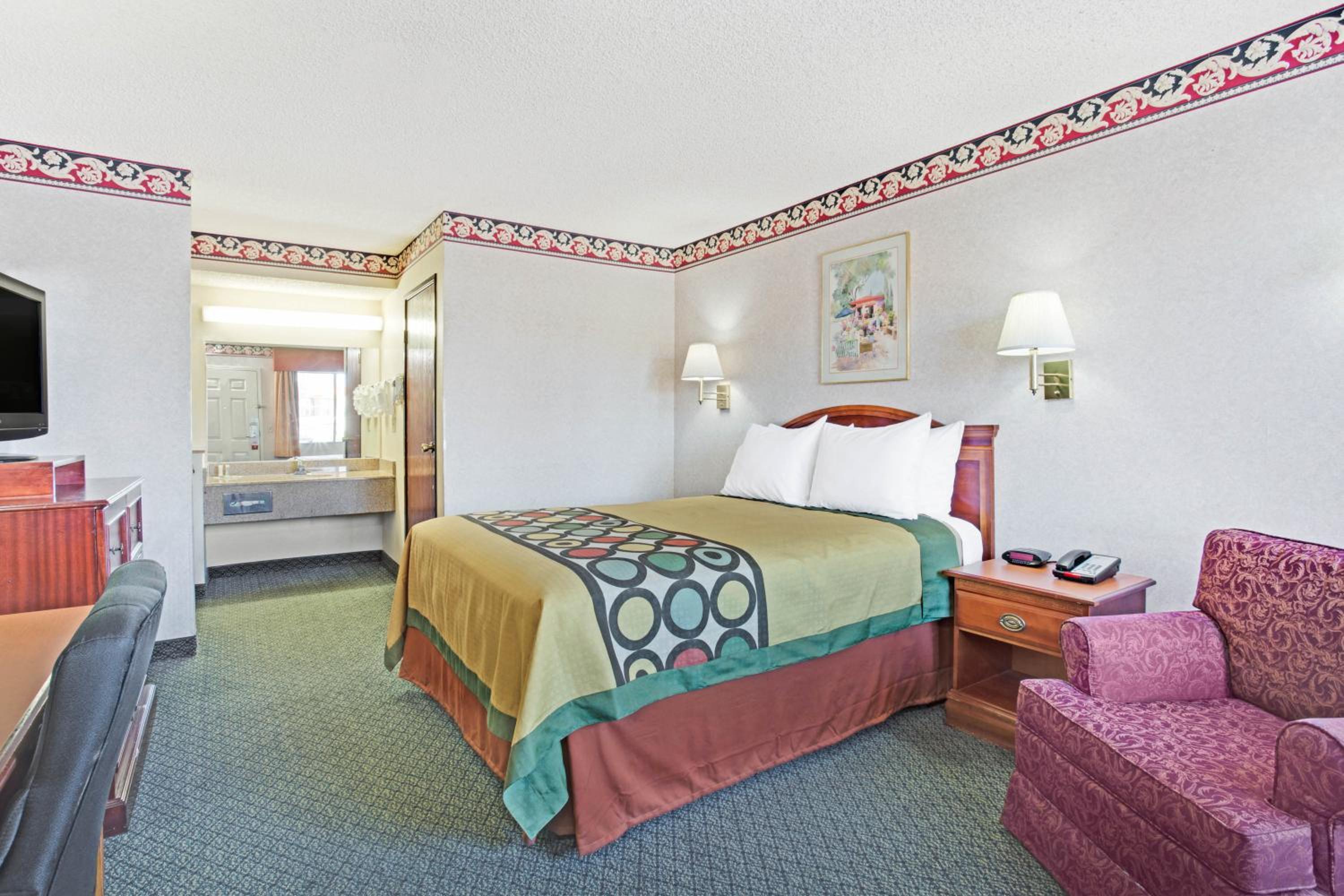 Queen Room - Non-Smoking - Photo 4