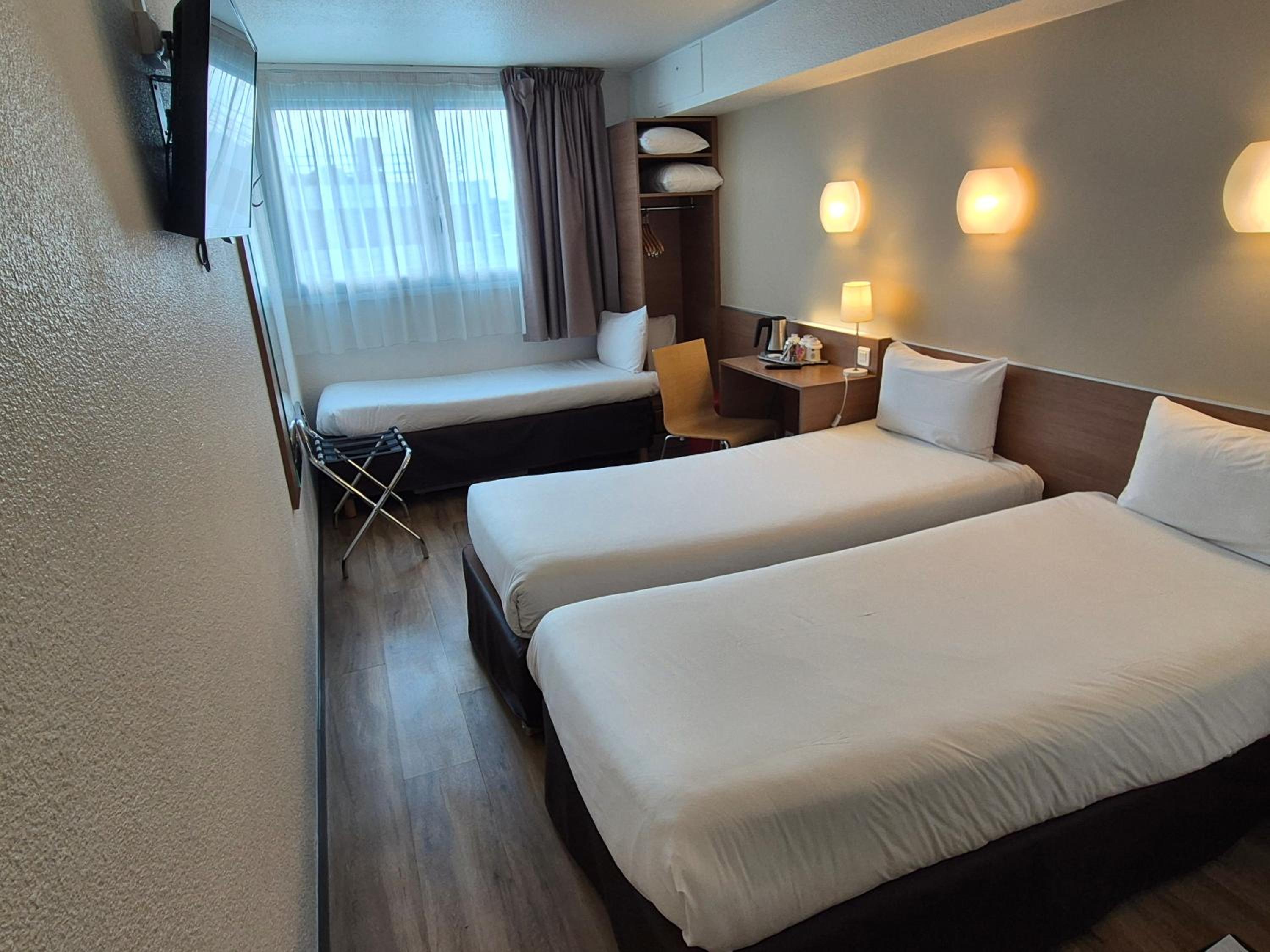 Standard Room - 3 Single Beds photo 3