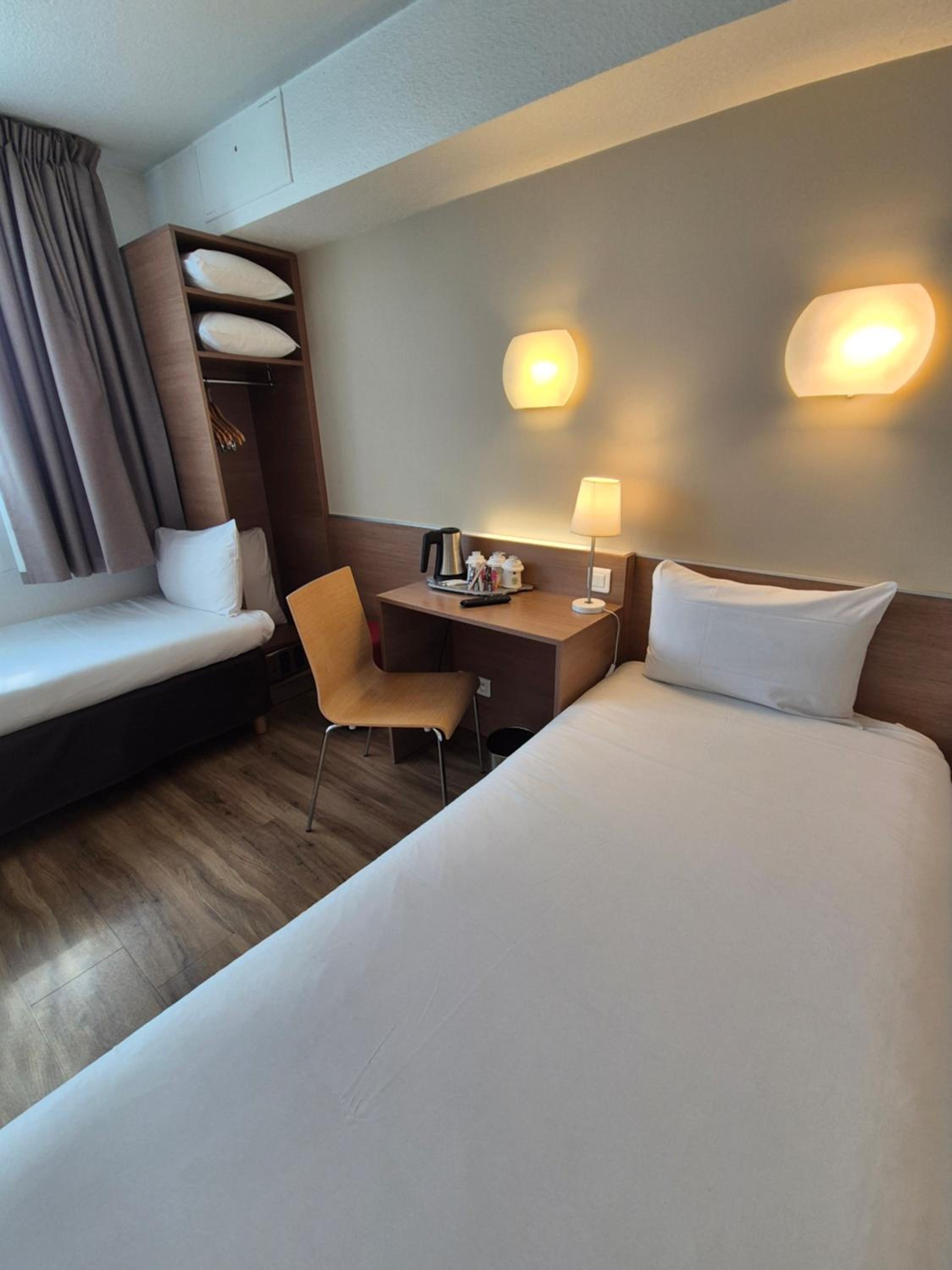 Standard Room - 3 Single Beds photo 2