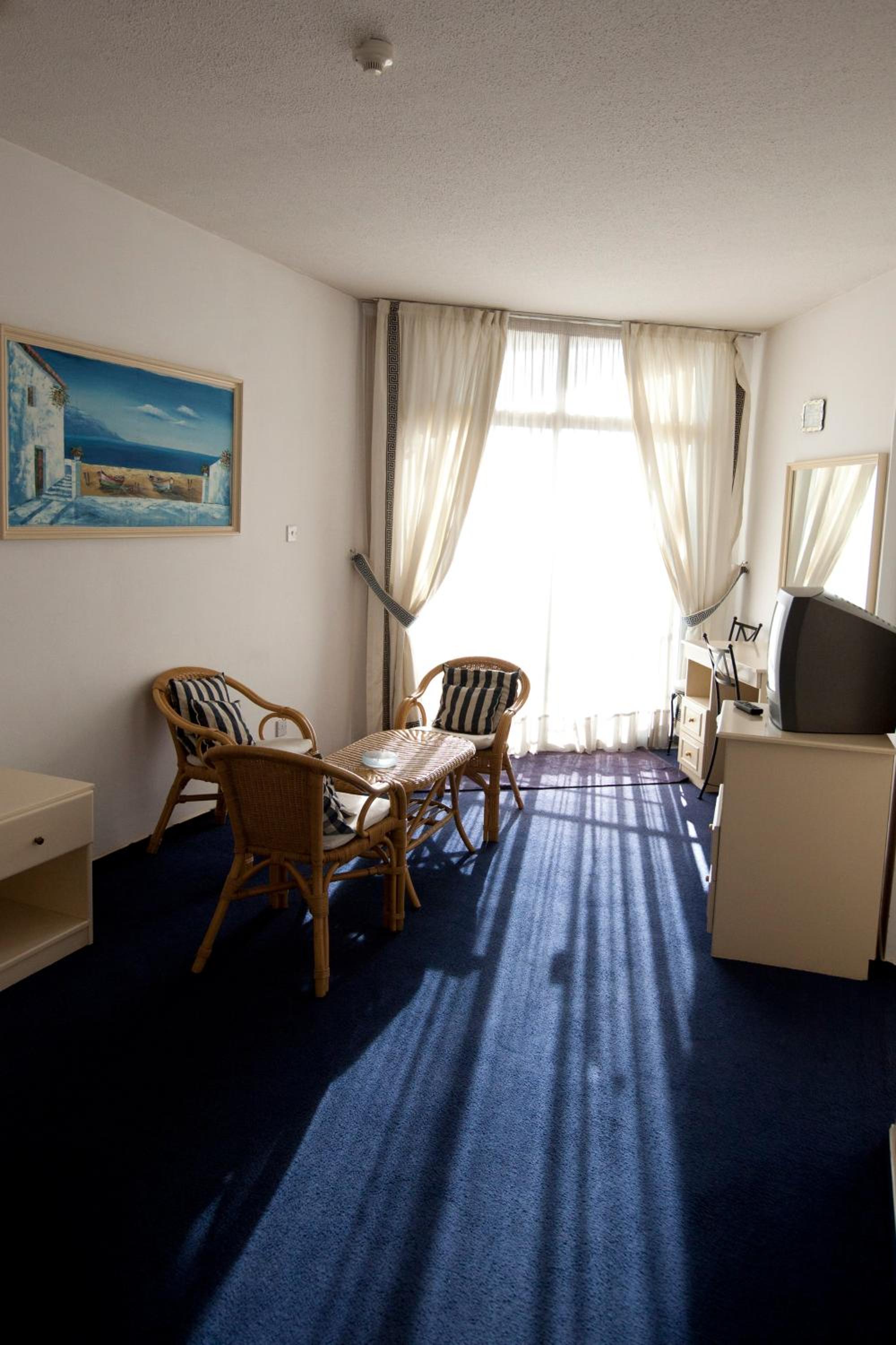One-Bedroom Suite - Photo 3