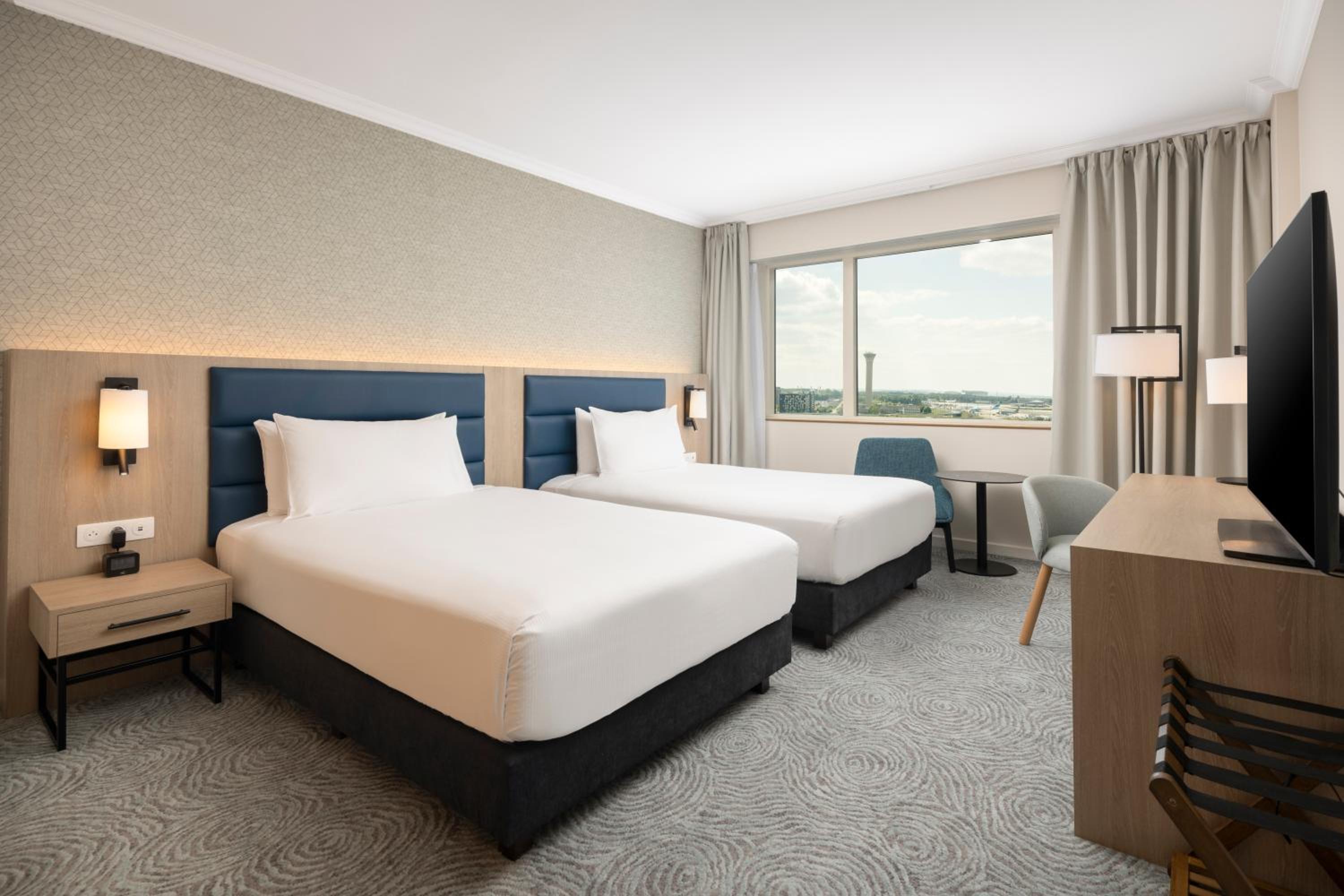Executive Twin Room thumbnail 6