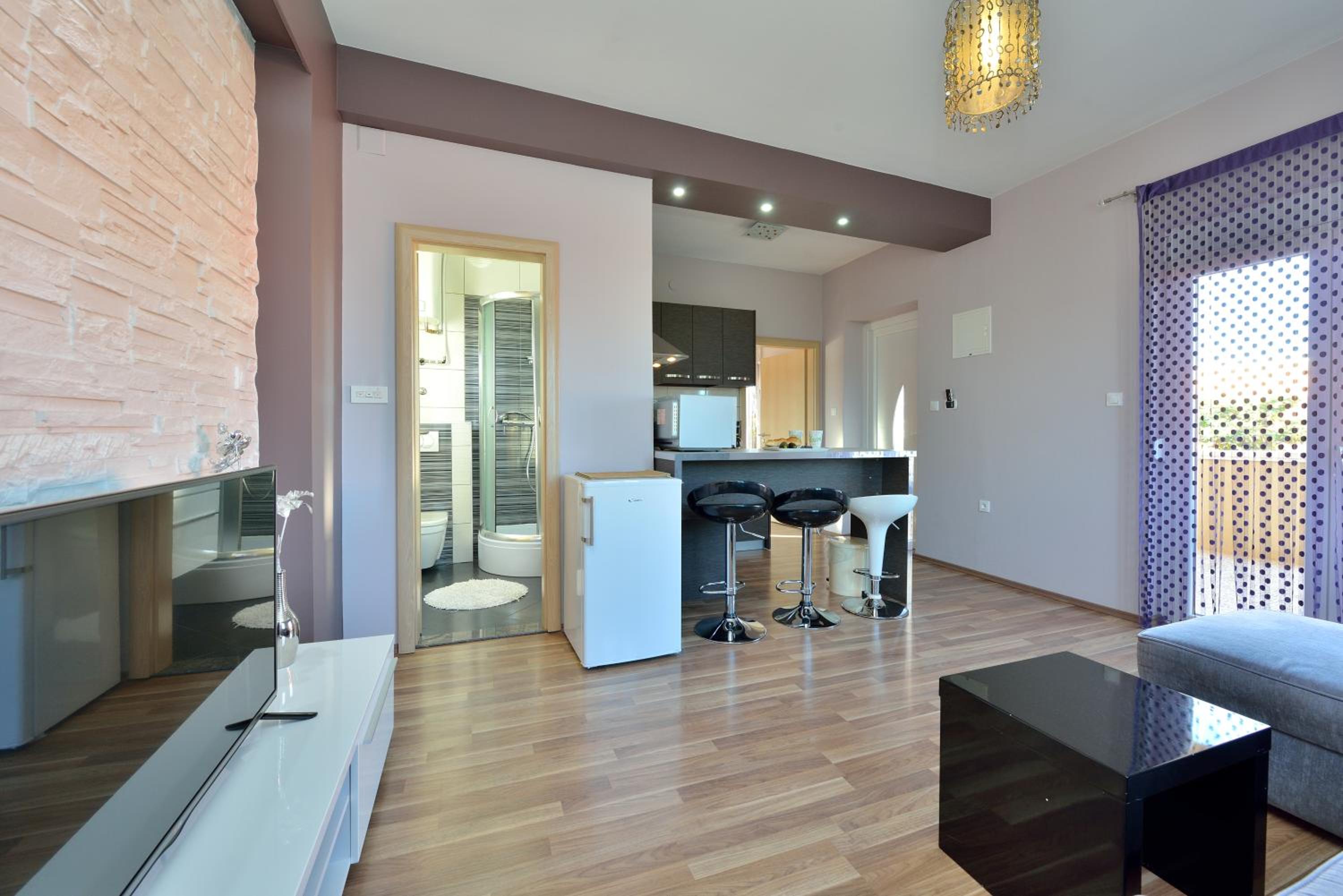 Deluxe One-Bedroom Apartment with Balcony  - Photo 9