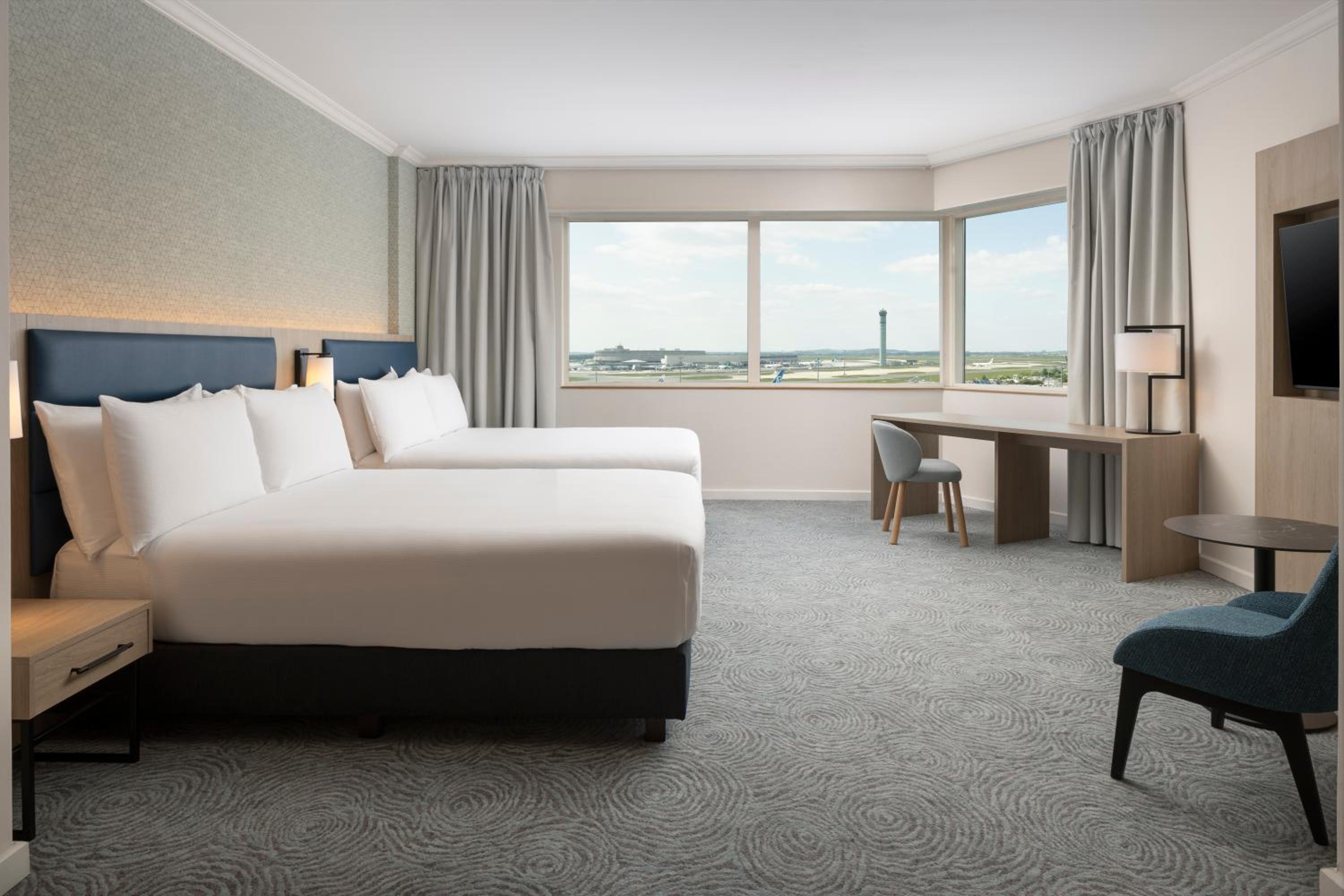 Executive Queen Room with Two Queen Beds - Photo 7